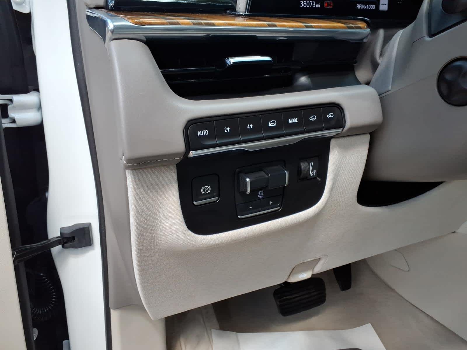 Used 2024 Crystal White Tricoat Cadillac Sport Platinum image 13