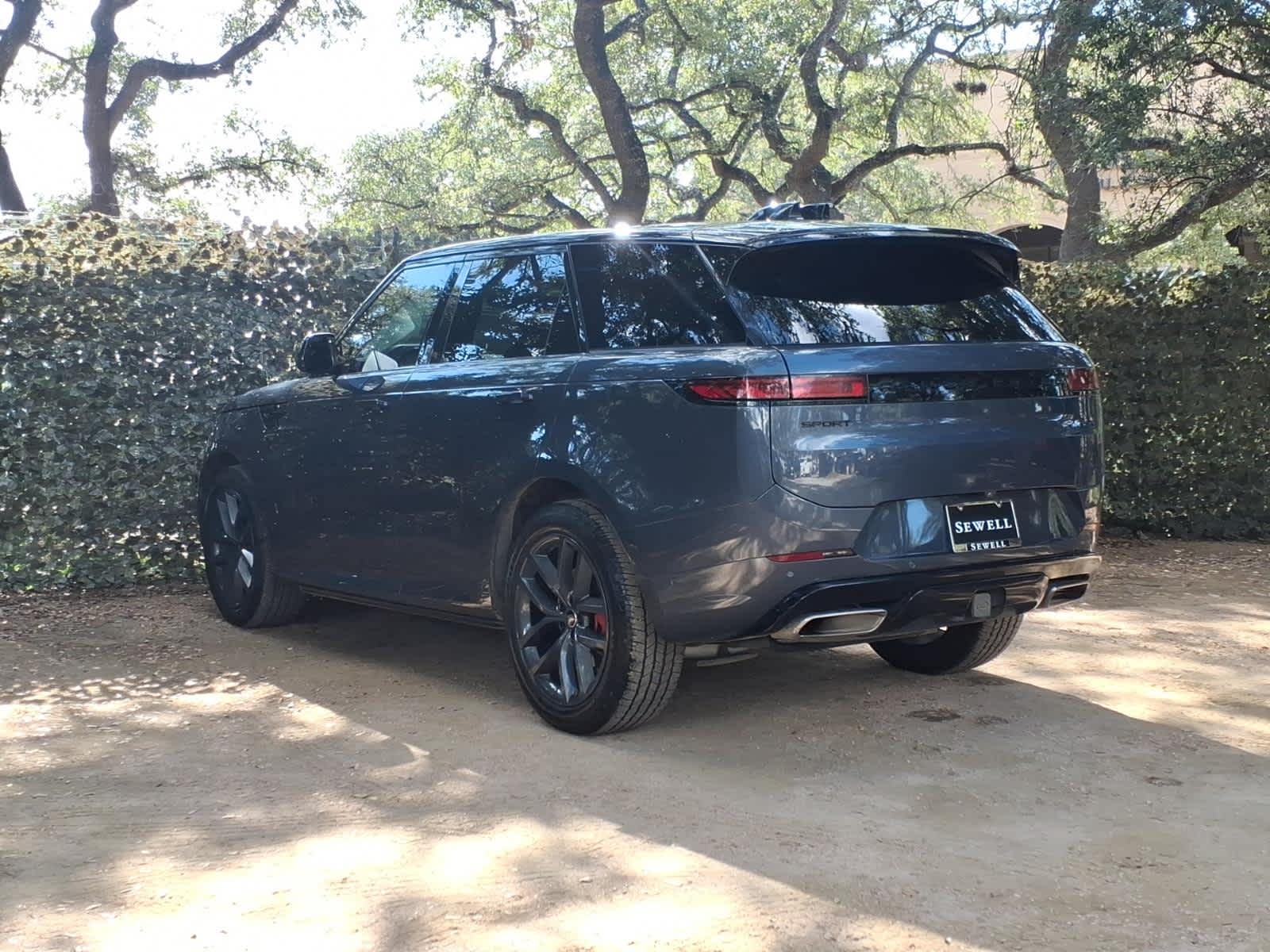 Used 2024  Land Rover Dynamic SE image 2