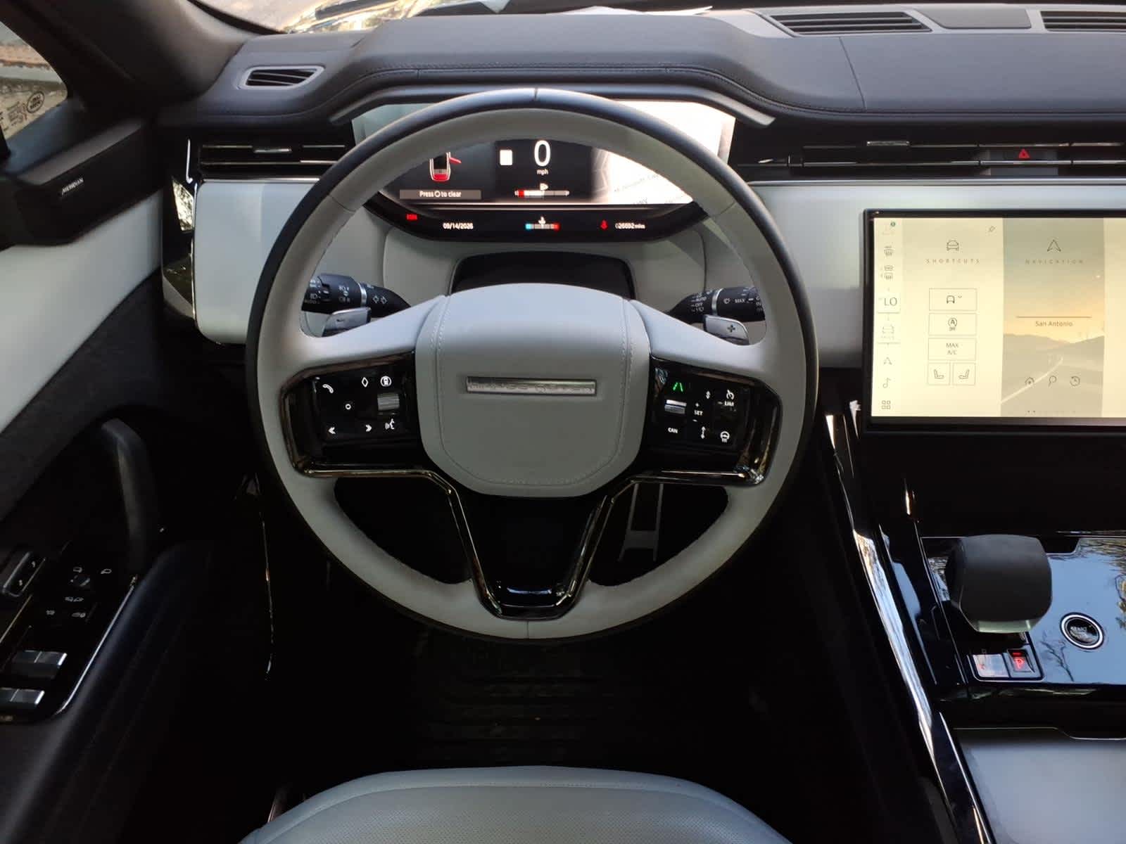 Used 2024  Land Rover Dynamic SE image 25