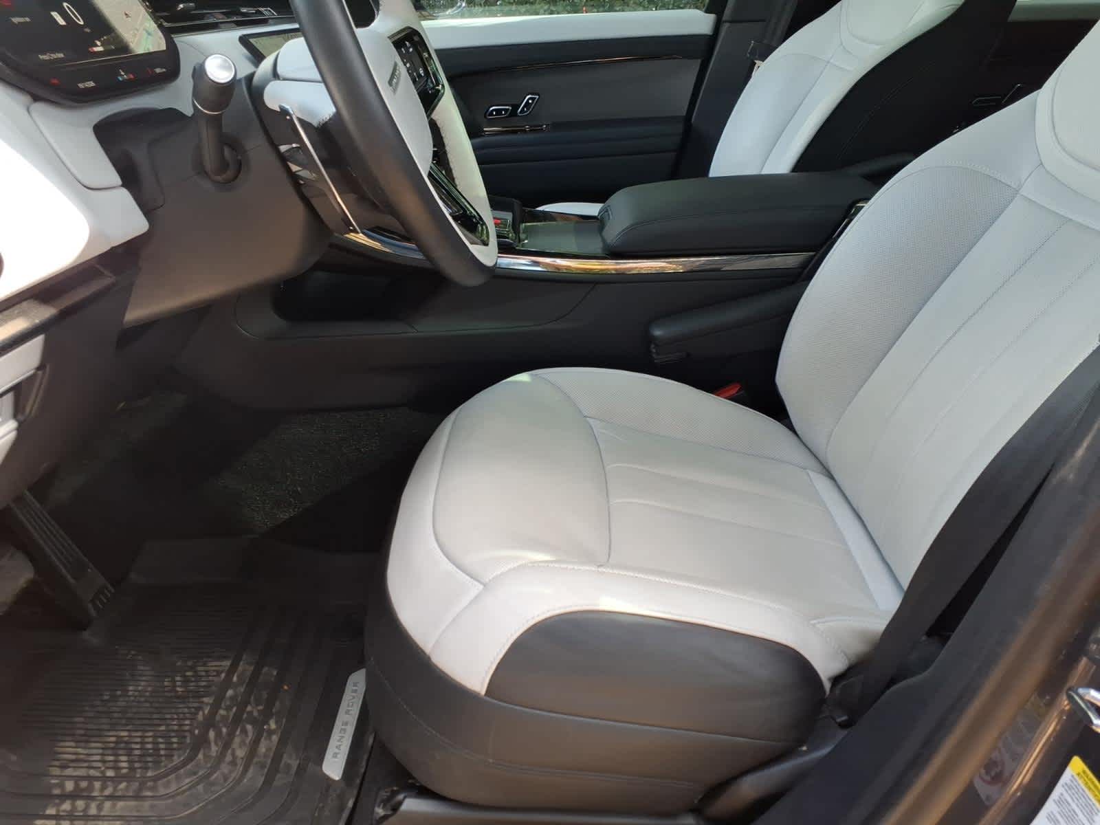 Used 2024  Land Rover Dynamic SE image 12