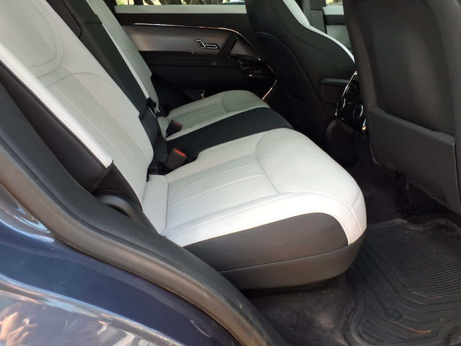 Used 2024  Land Rover Dynamic SE image 23