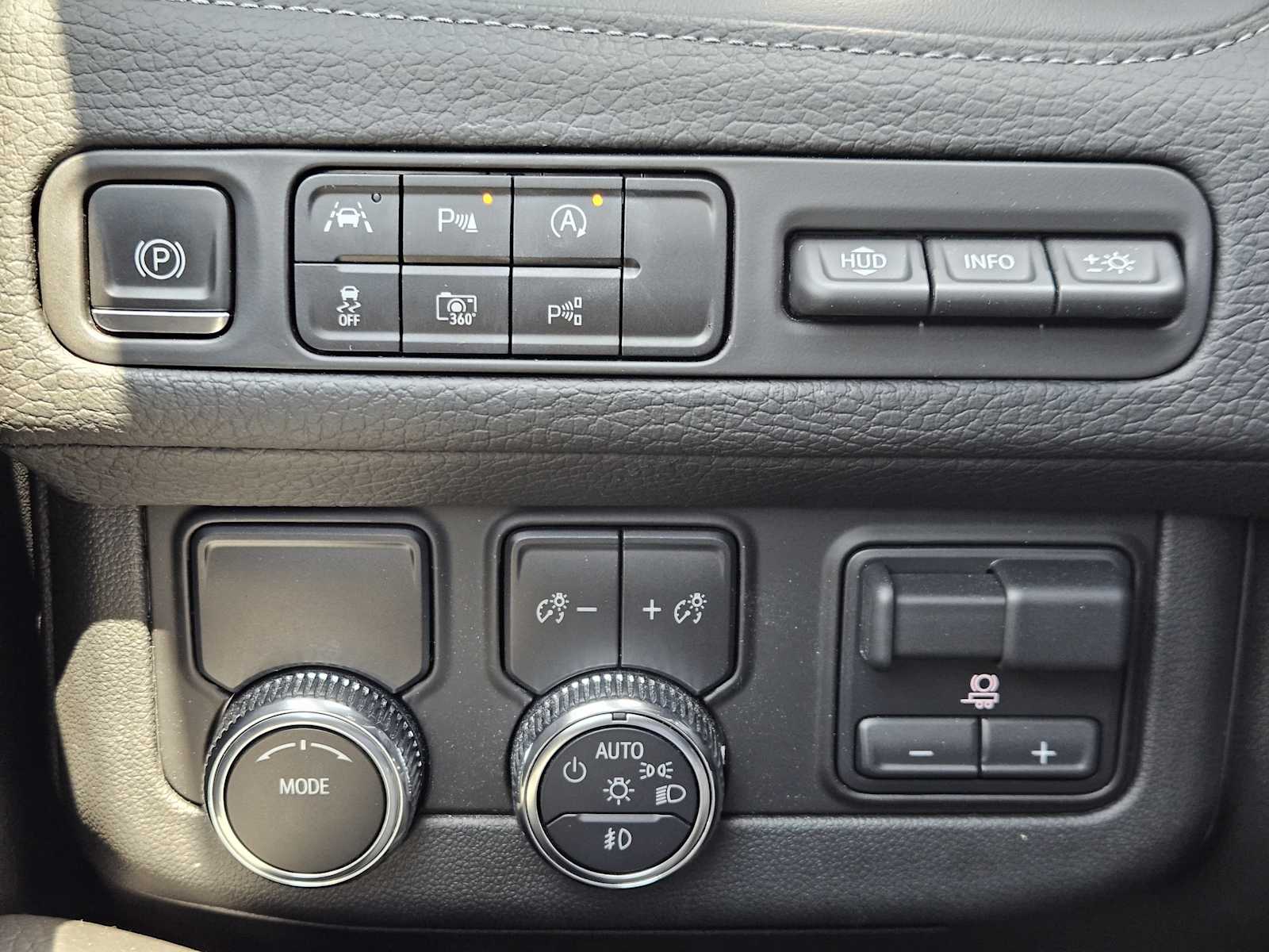 Used 2023 White Frost Tricoat GMC Denali image 21
