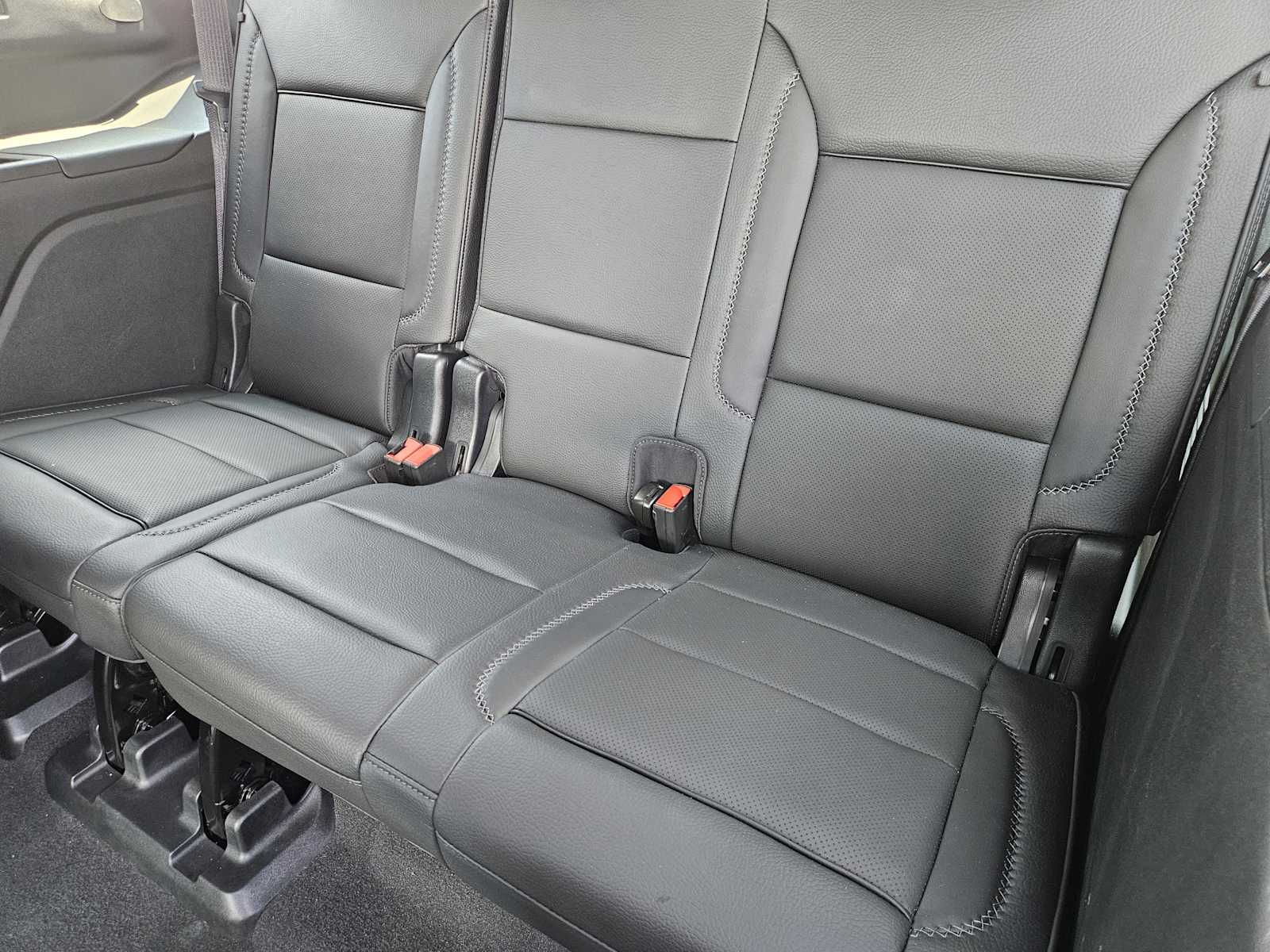 Used 2023 White Frost Tricoat GMC Denali image 31