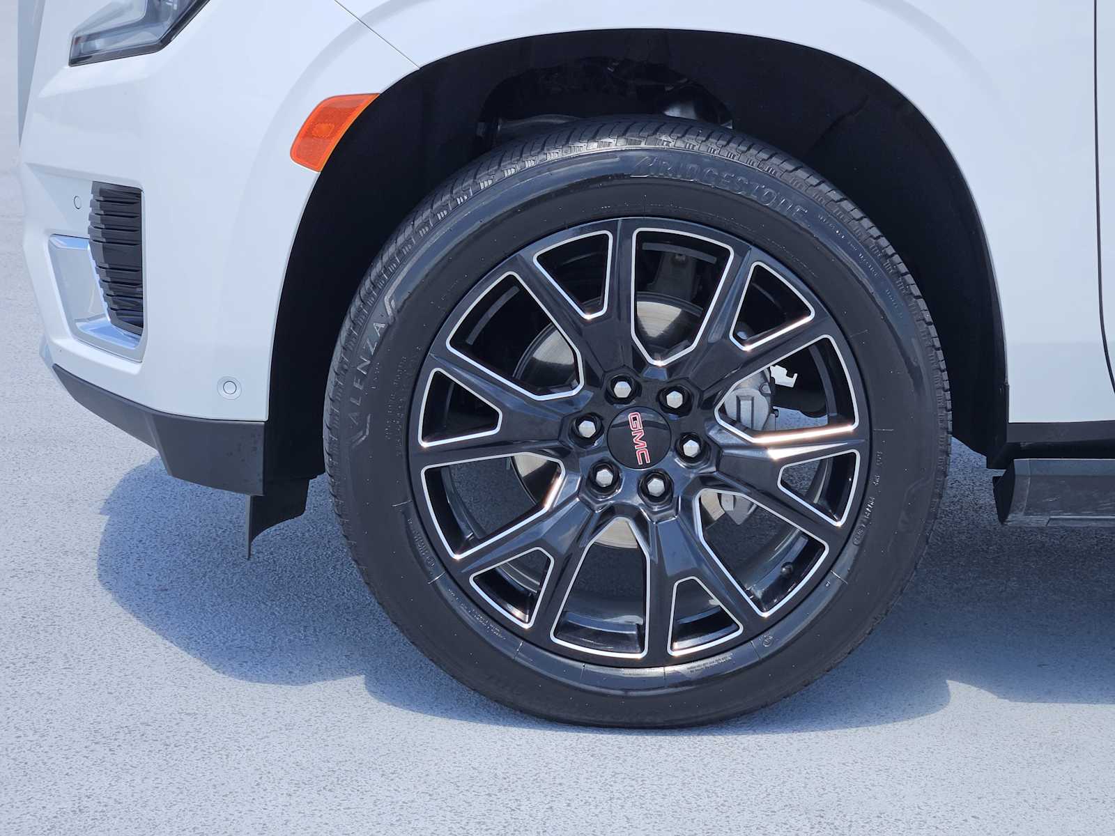 Used 2023 White Frost Tricoat GMC Denali image 10