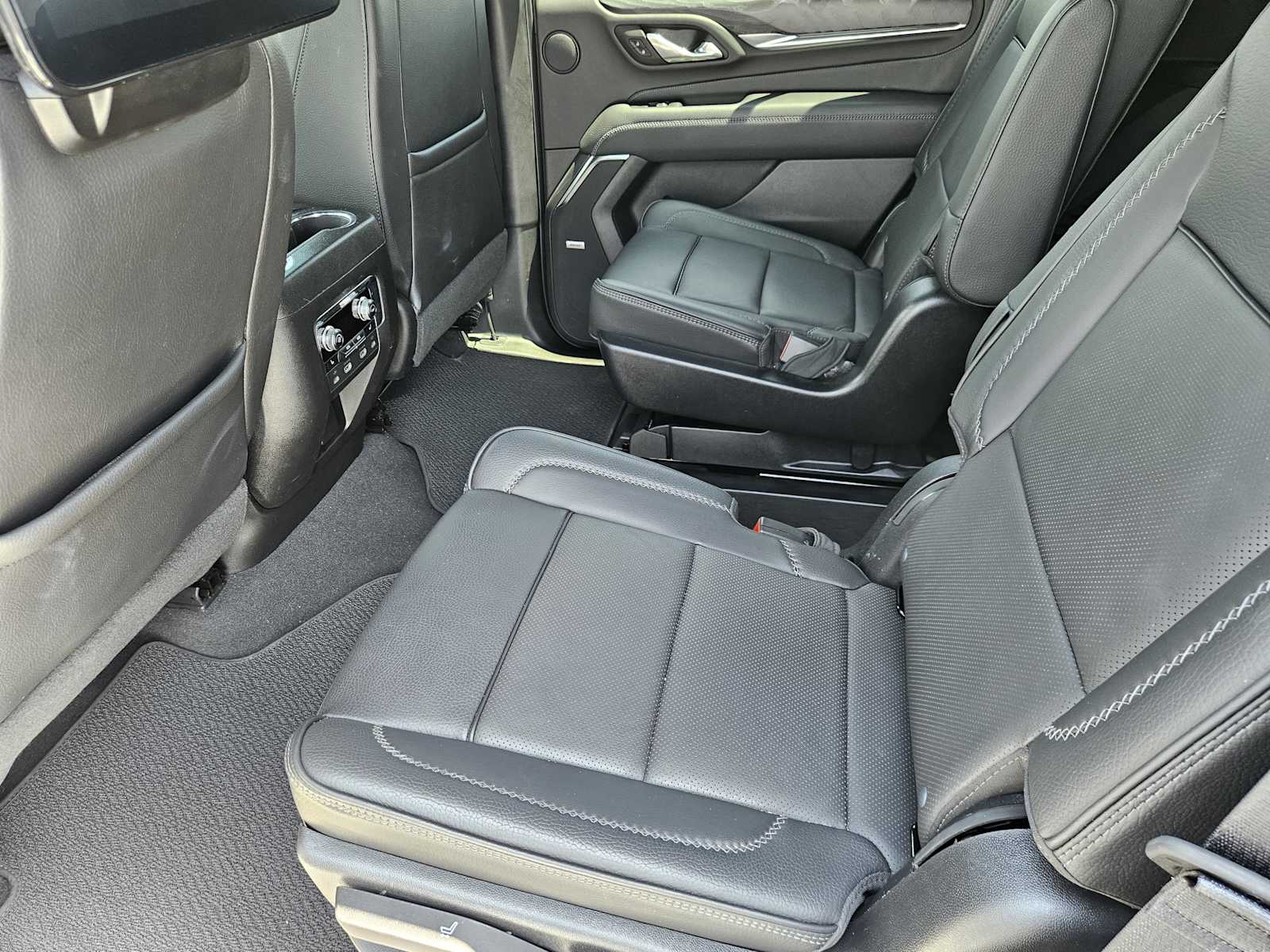 Used 2023 White Frost Tricoat GMC Denali image 29