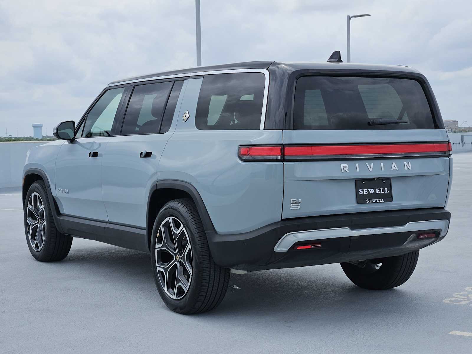 View vehicle photo 5