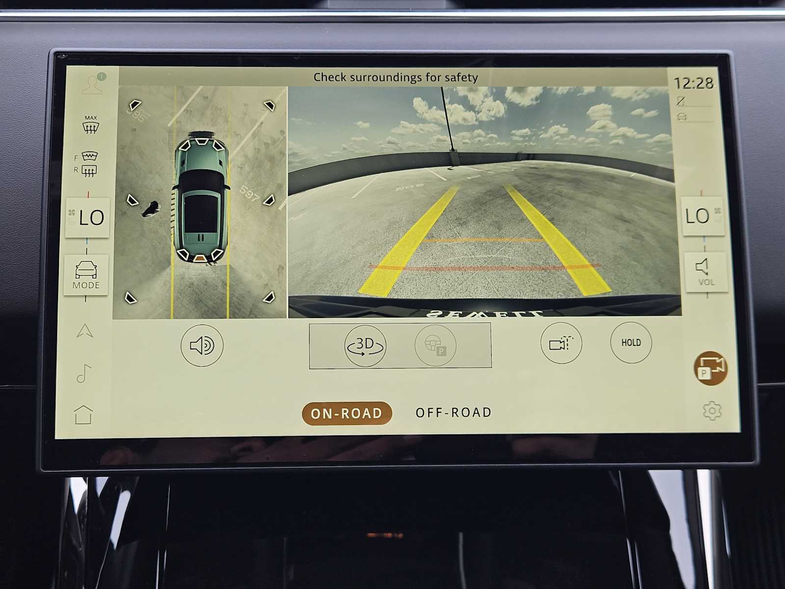 New 2026 SANTORINI BLACK Land Rover Dynamic SE image 17