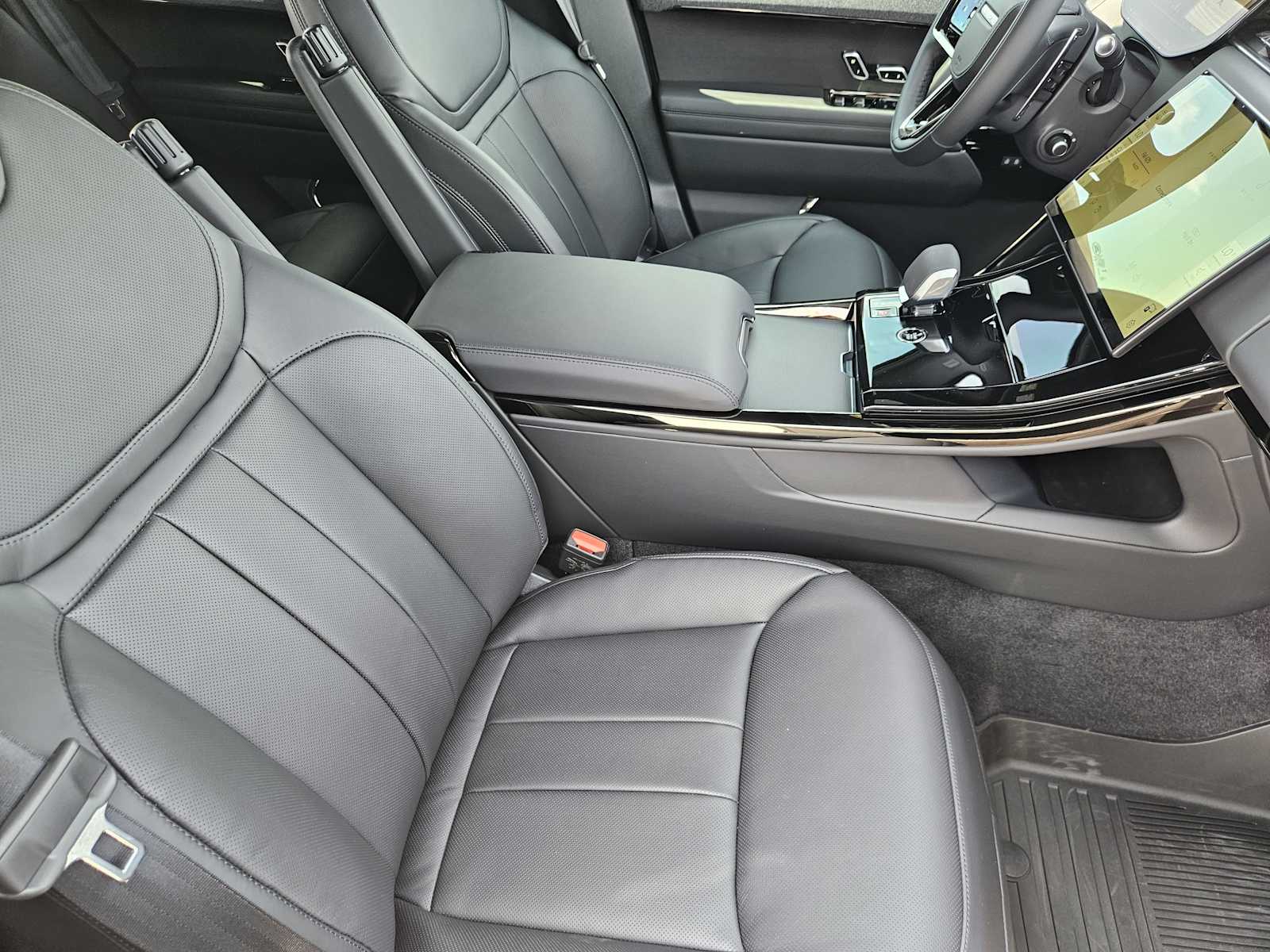 New 2026 SANTORINI BLACK Land Rover Dynamic SE image 13