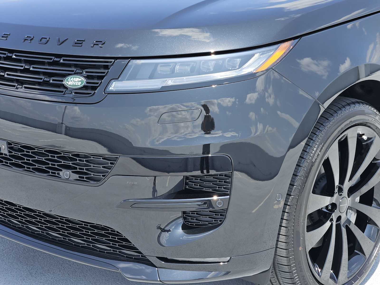New 2026 SANTORINI BLACK Land Rover Dynamic SE image 8