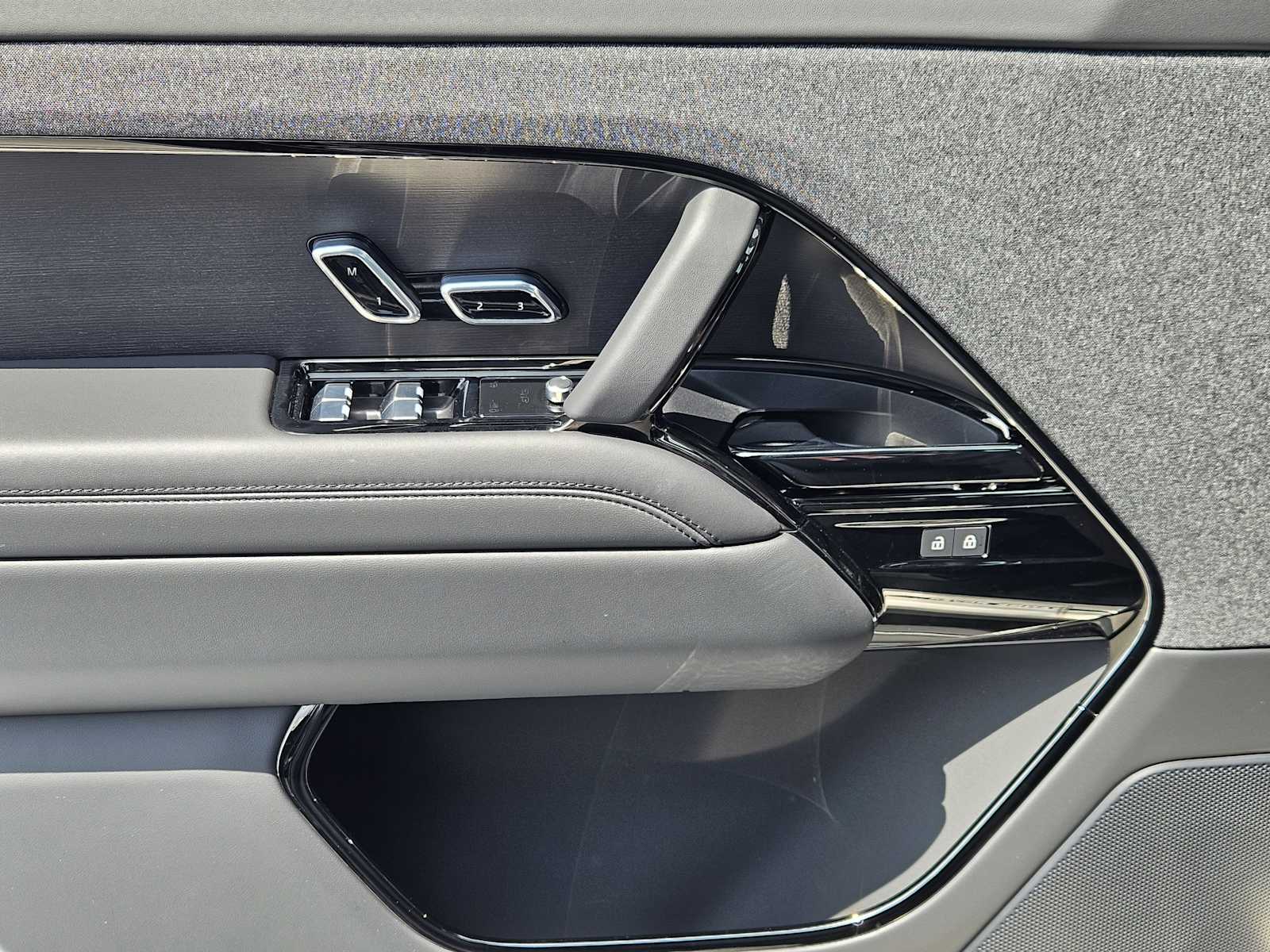 New 2026 SANTORINI BLACK Land Rover Dynamic SE image 21