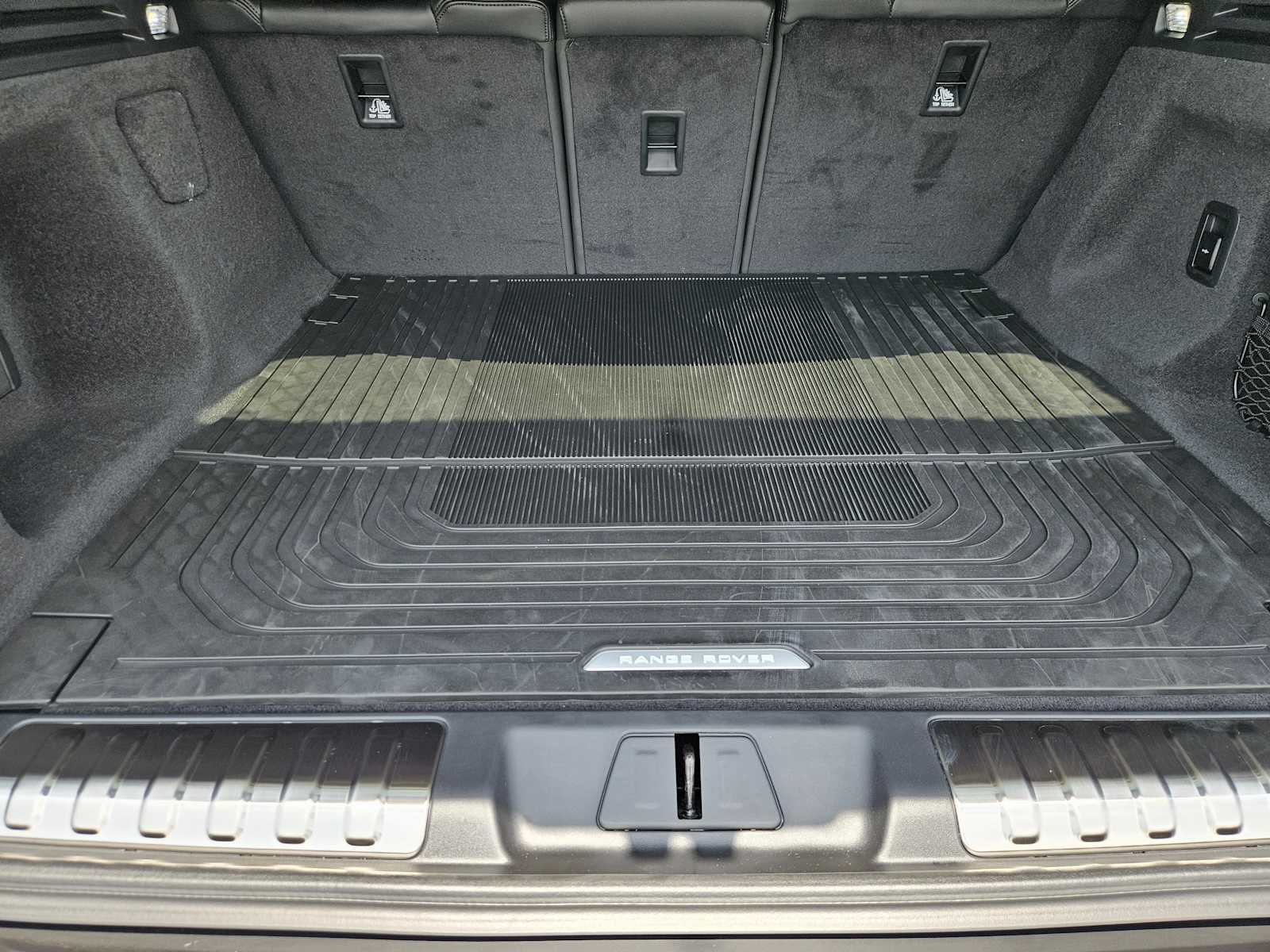 New 2026 SANTORINI BLACK Land Rover Dynamic SE image 31
