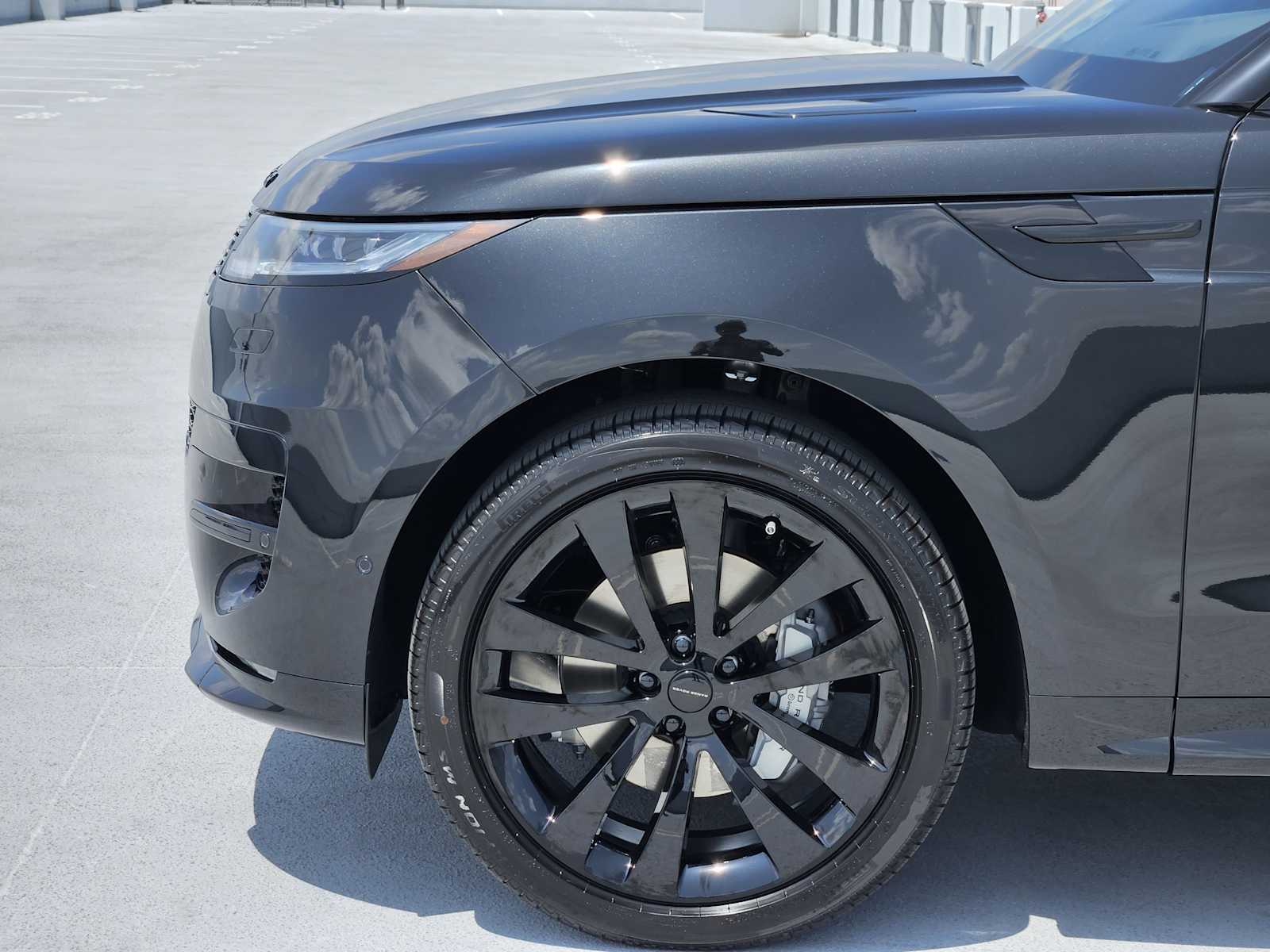 New 2026 SANTORINI BLACK Land Rover Dynamic SE image 9