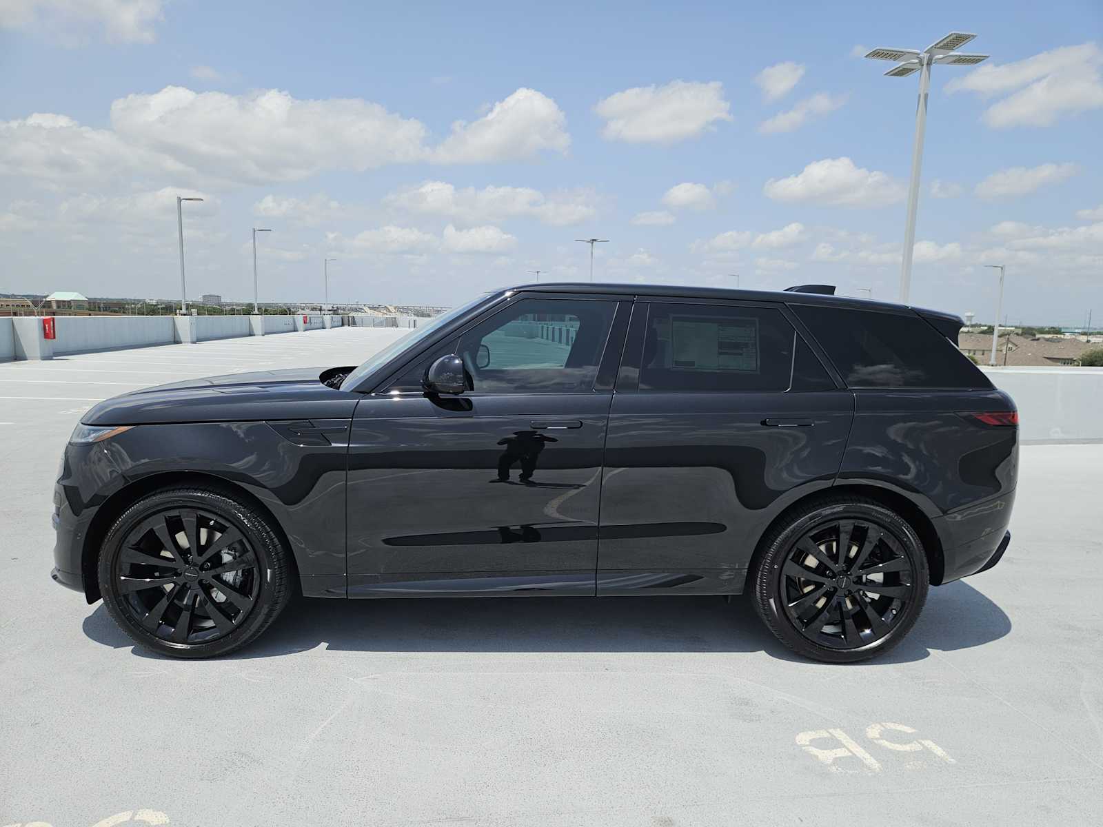 New 2026 SANTORINI BLACK Land Rover Dynamic SE image 4