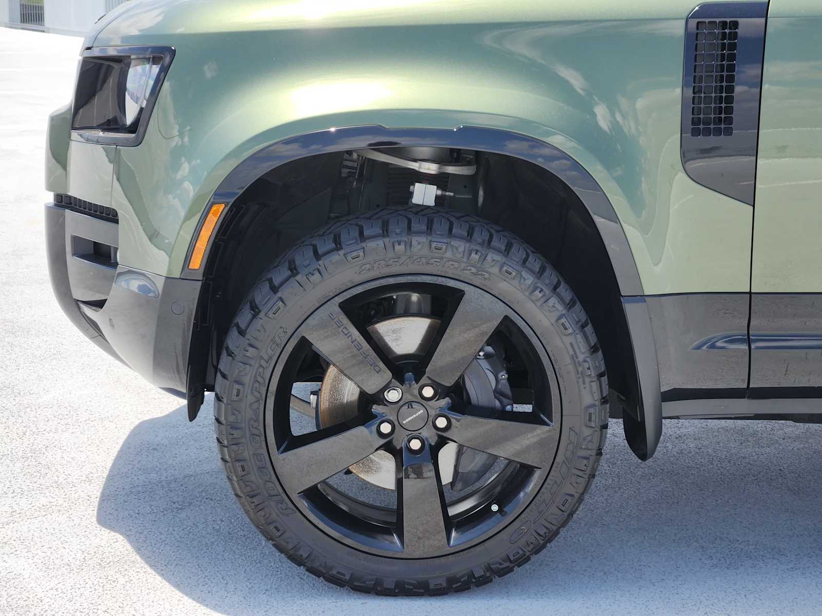 New 2026 WOOLSTONE GREEN Land Rover X-Dynamic SE image 9