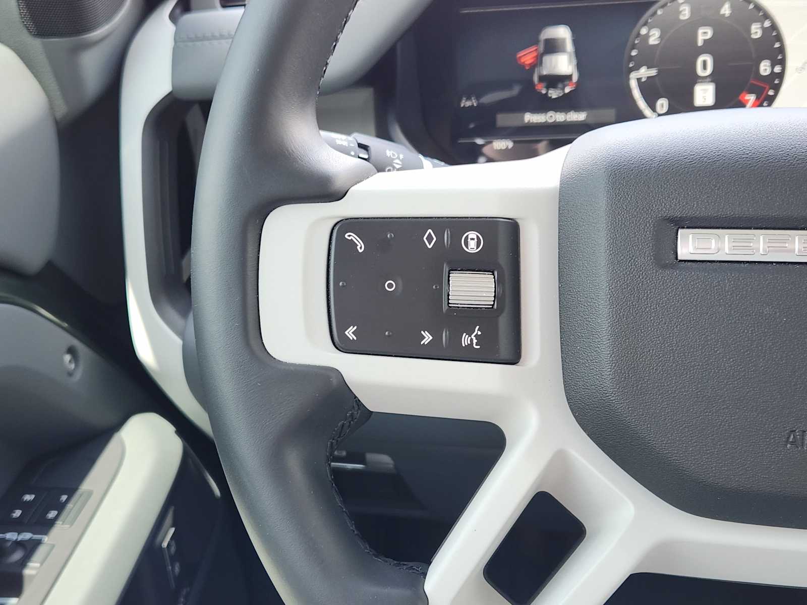 New 2026 WOOLSTONE GREEN Land Rover X-Dynamic SE image 27