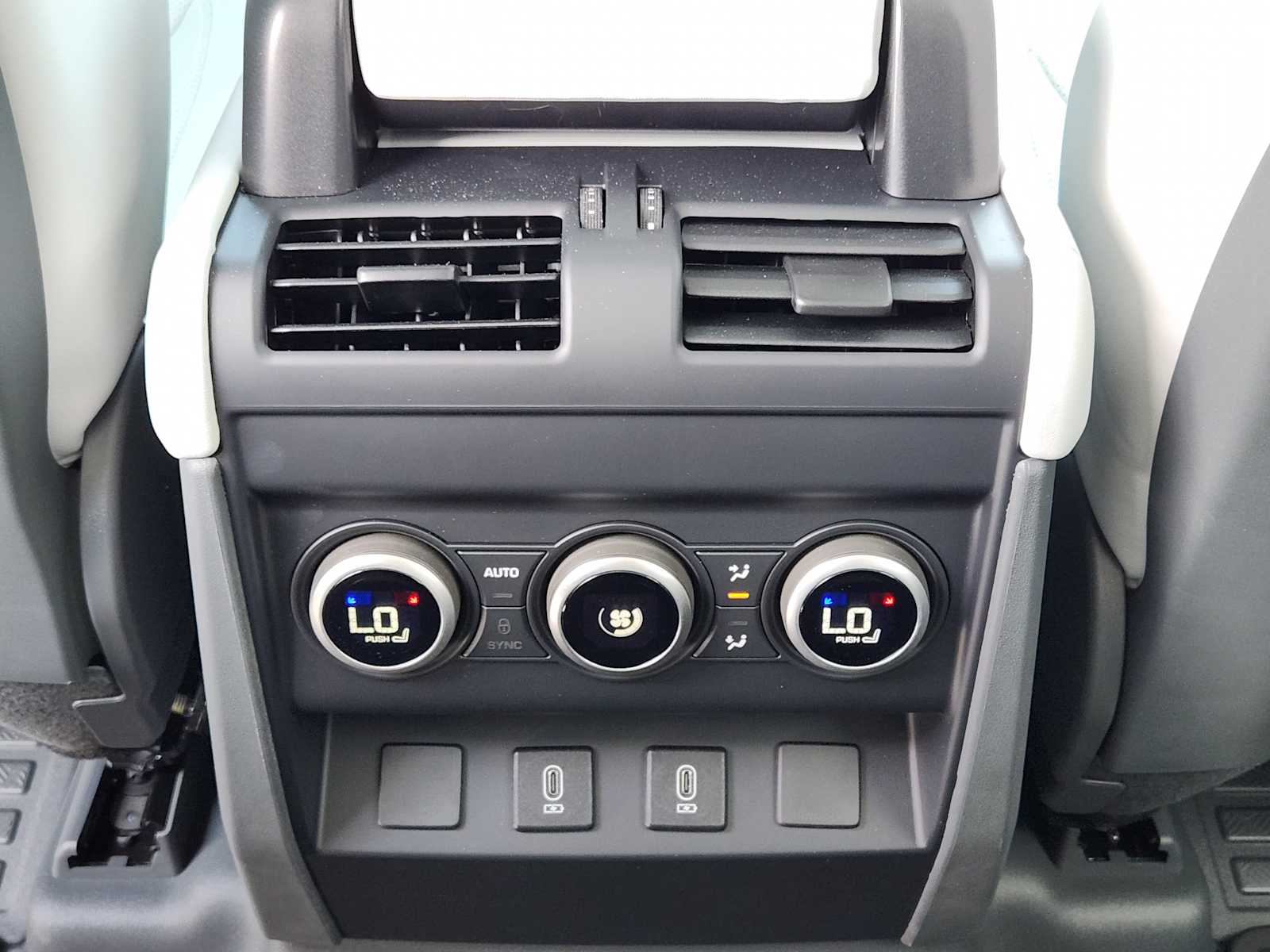New 2026 WOOLSTONE GREEN Land Rover X-Dynamic SE image 30