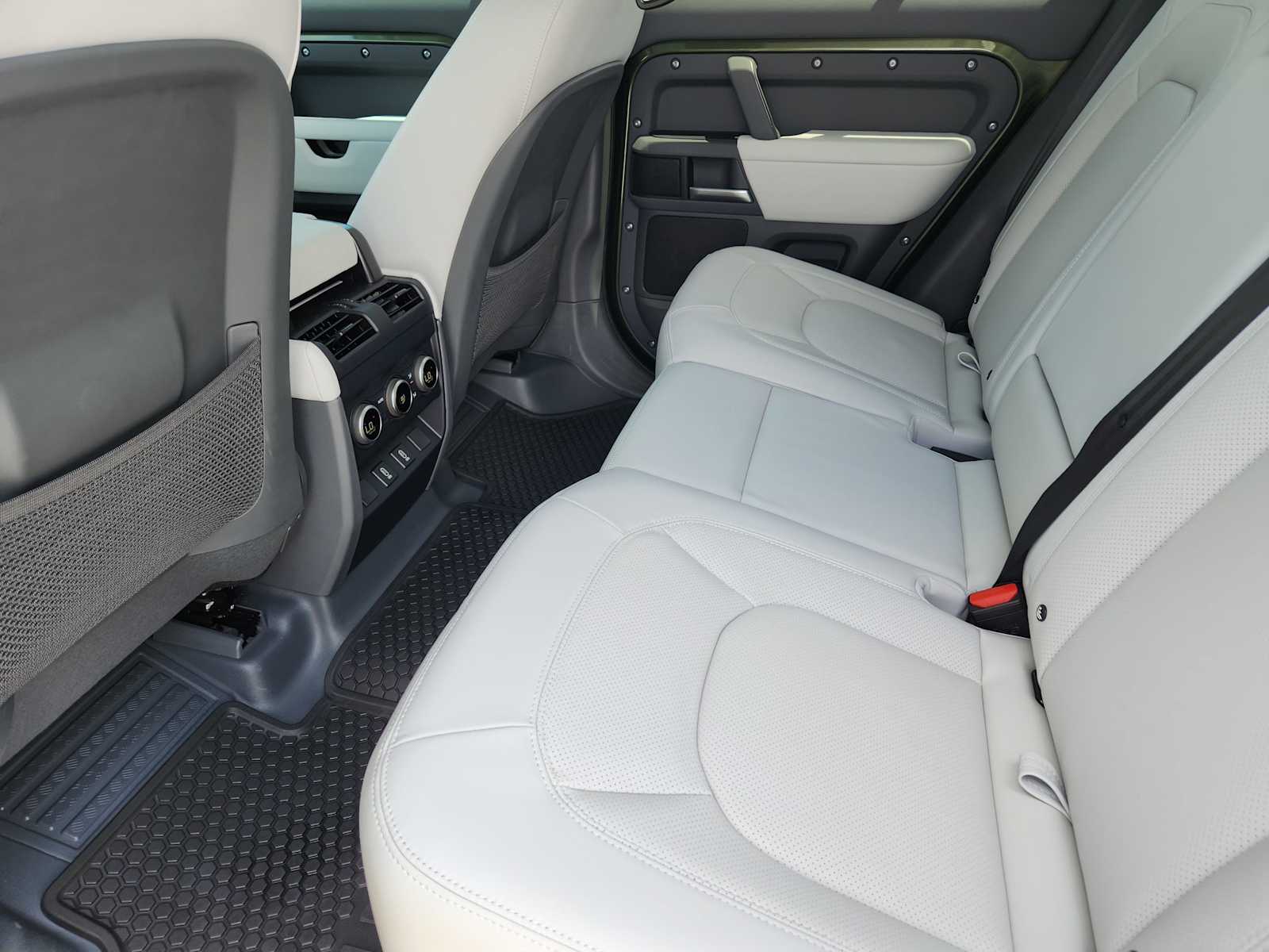 New 2026 WOOLSTONE GREEN Land Rover X-Dynamic SE image 29