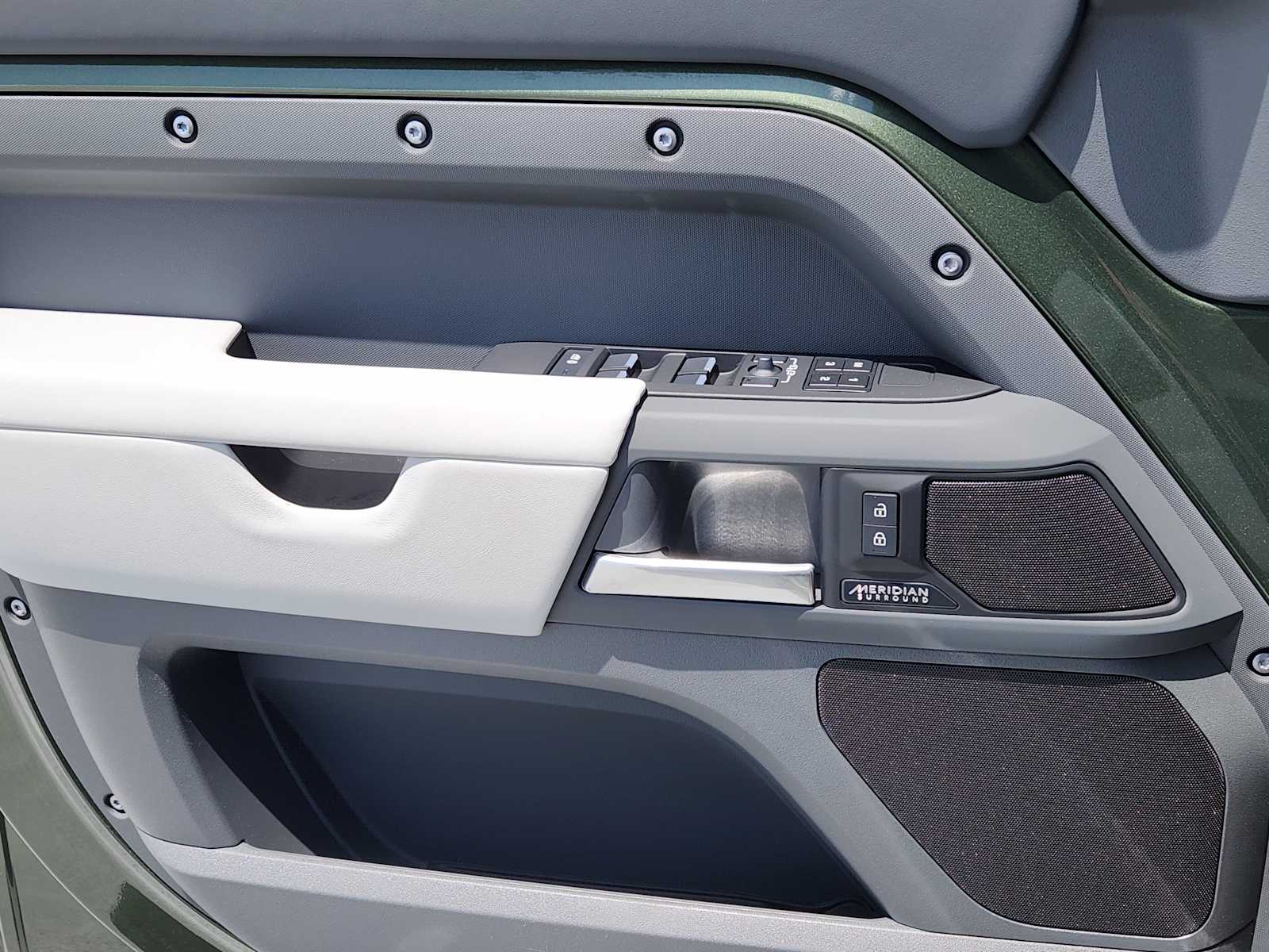 New 2026 WOOLSTONE GREEN Land Rover X-Dynamic SE image 22