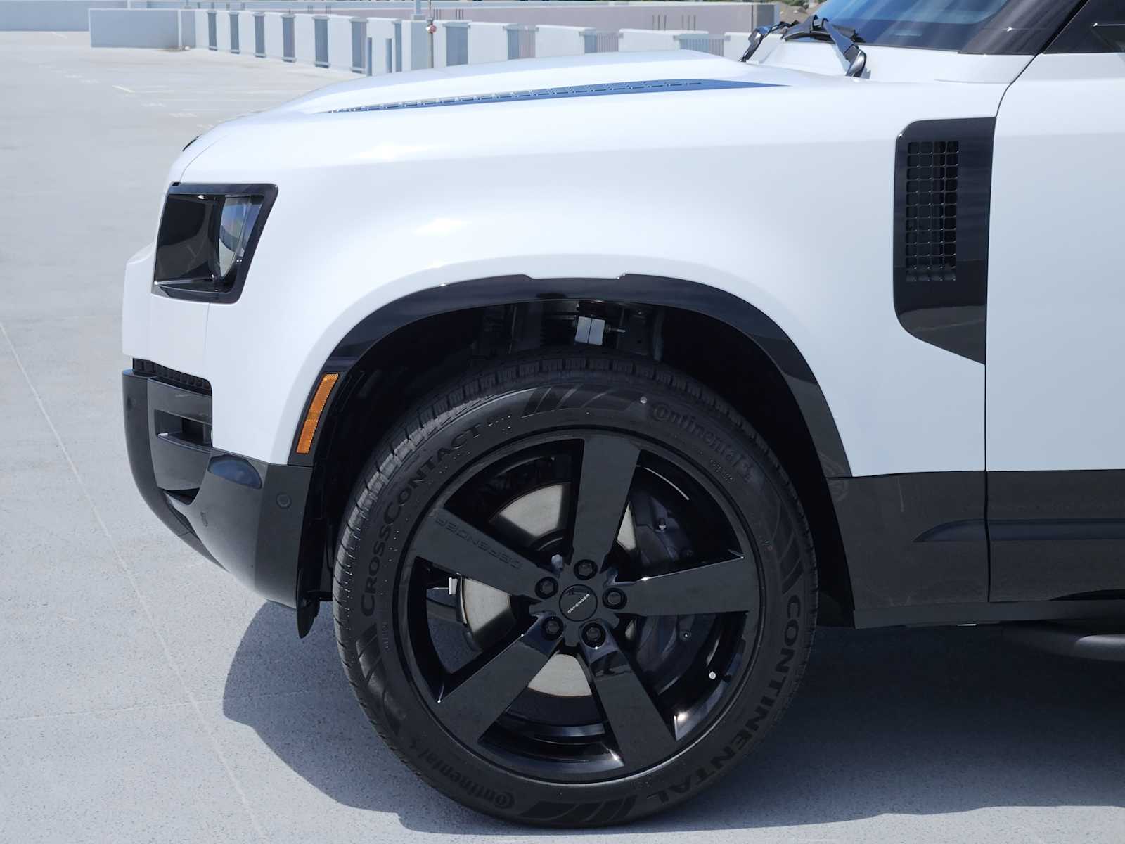 New 2026 FUJI WHITE Land Rover X-Dynamic SE image 9