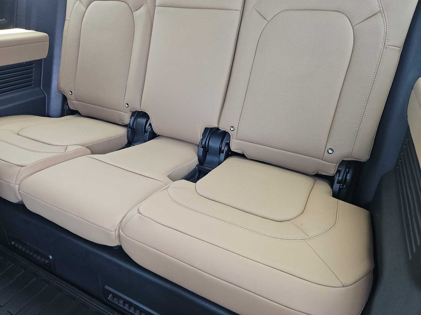 New 2026 FUJI WHITE Land Rover X-Dynamic SE image 31