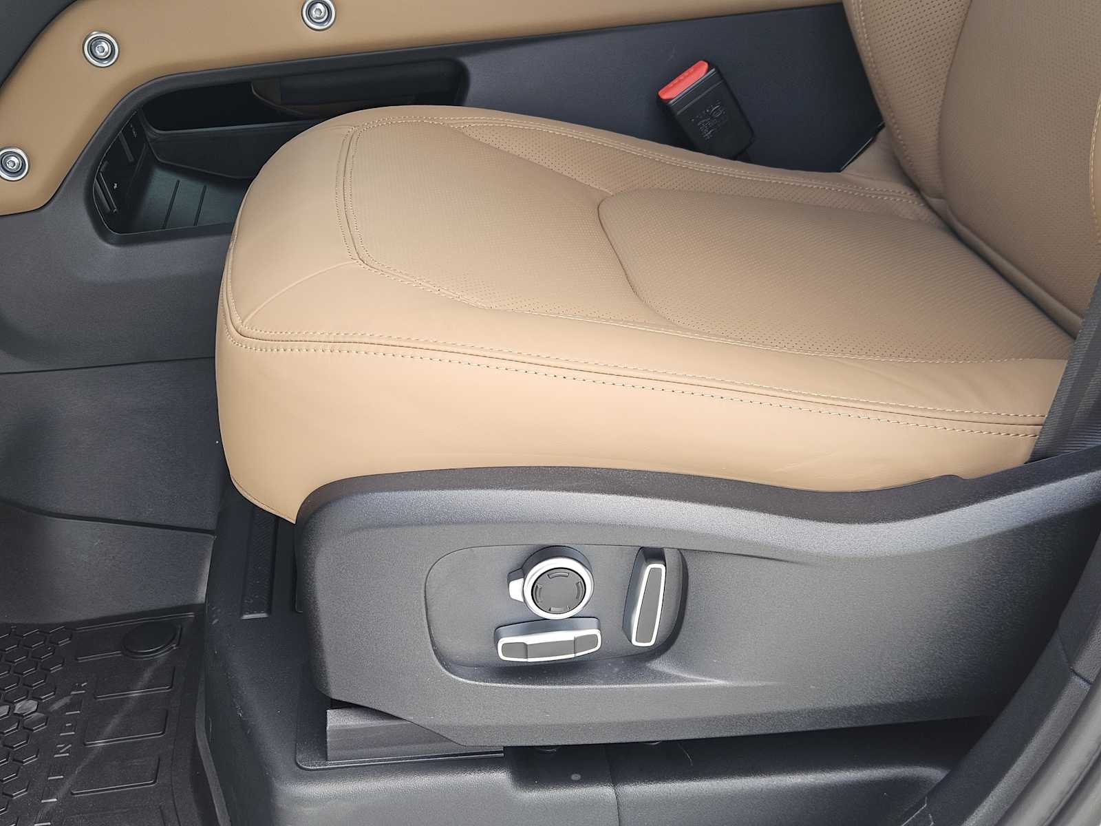 New 2026 FUJI WHITE Land Rover X-Dynamic SE image 23