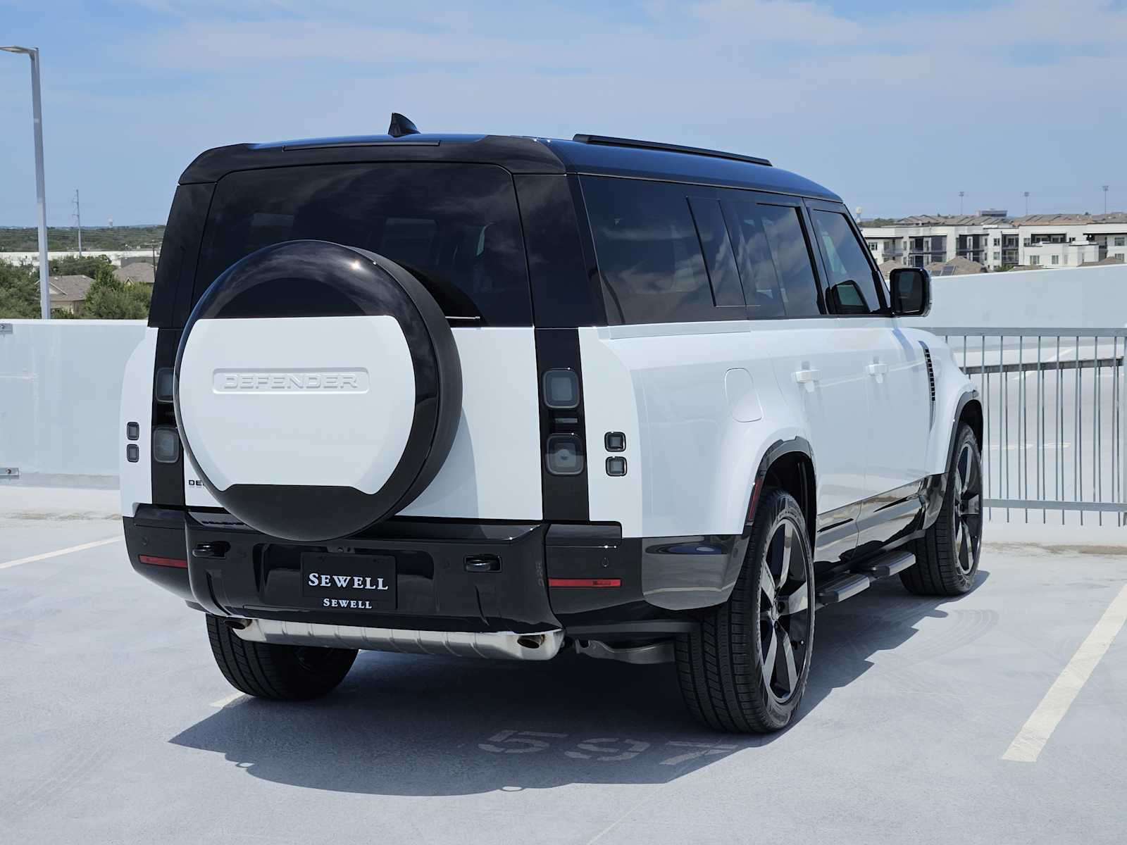 New 2026 FUJI WHITE Land Rover X-Dynamic SE image 5