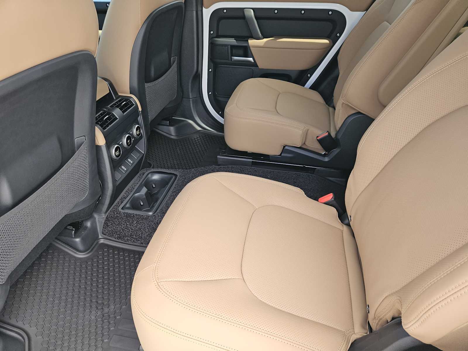 New 2026 FUJI WHITE Land Rover X-Dynamic SE image 29