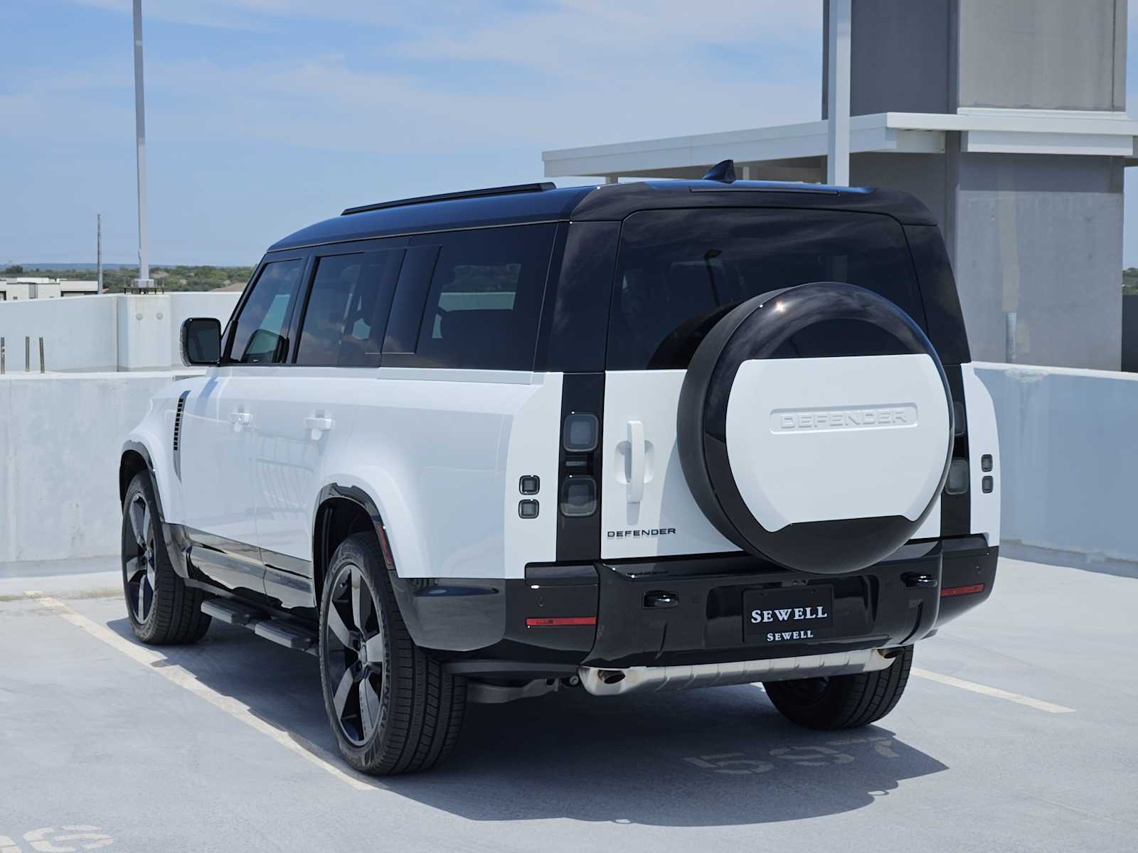 New 2026 FUJI WHITE Land Rover X-Dynamic SE image 7