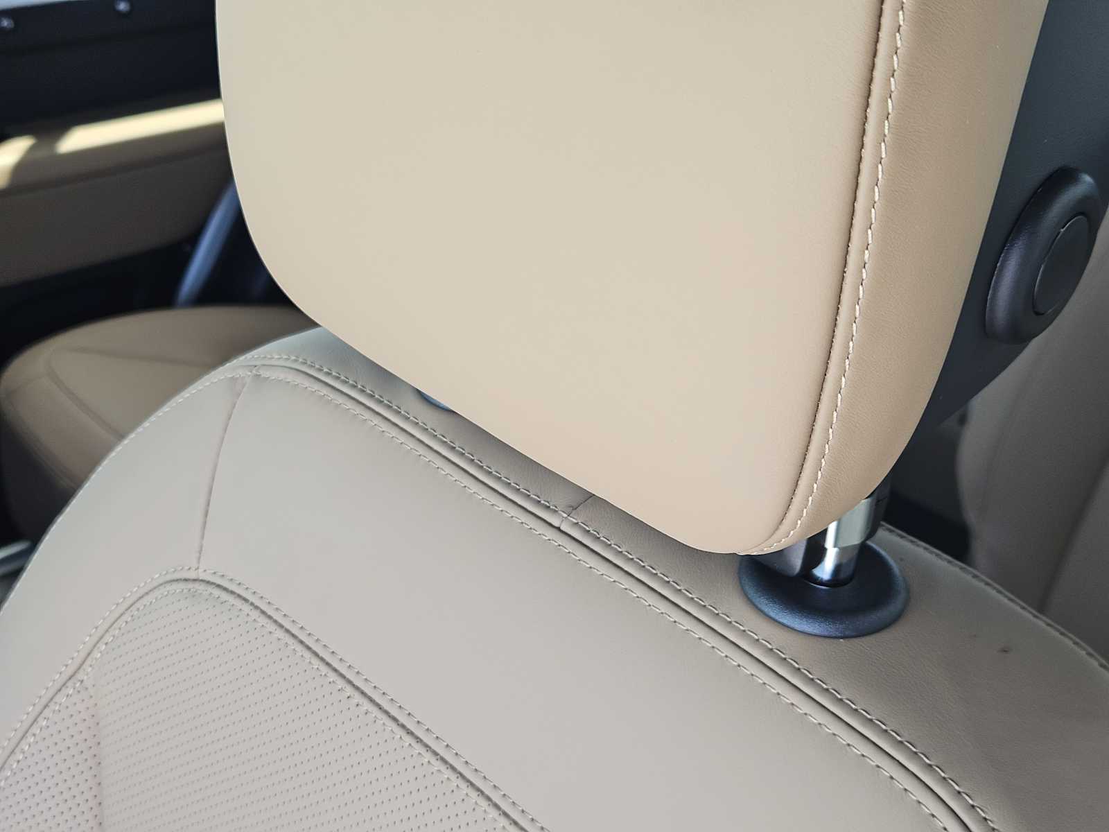 New 2026 FUJI WHITE Land Rover X-Dynamic SE image 14