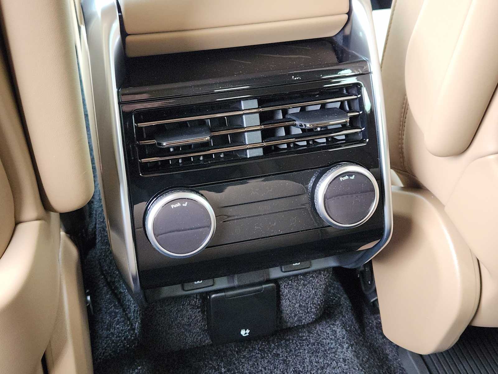 New 2026 CARPATHIAN GREY Land Rover SE image 30