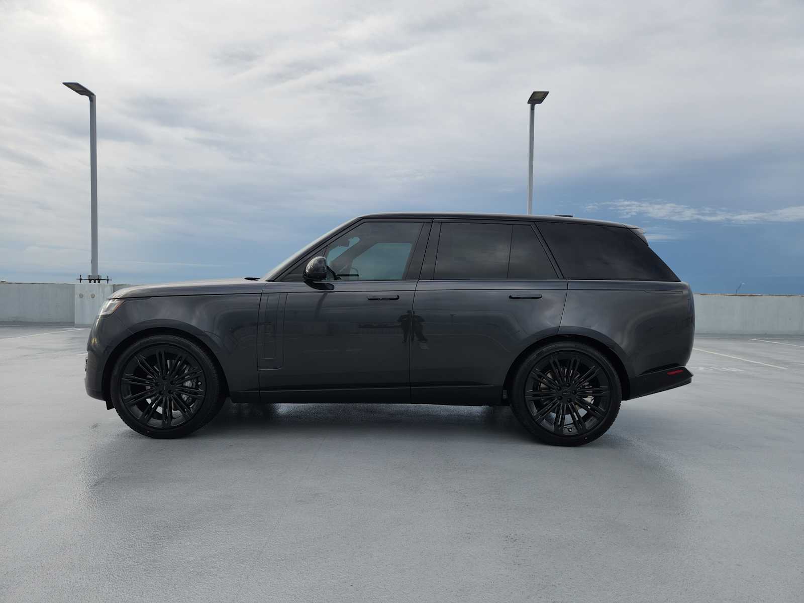 New 2026 CARPATHIAN GREY Land Rover SE image 4
