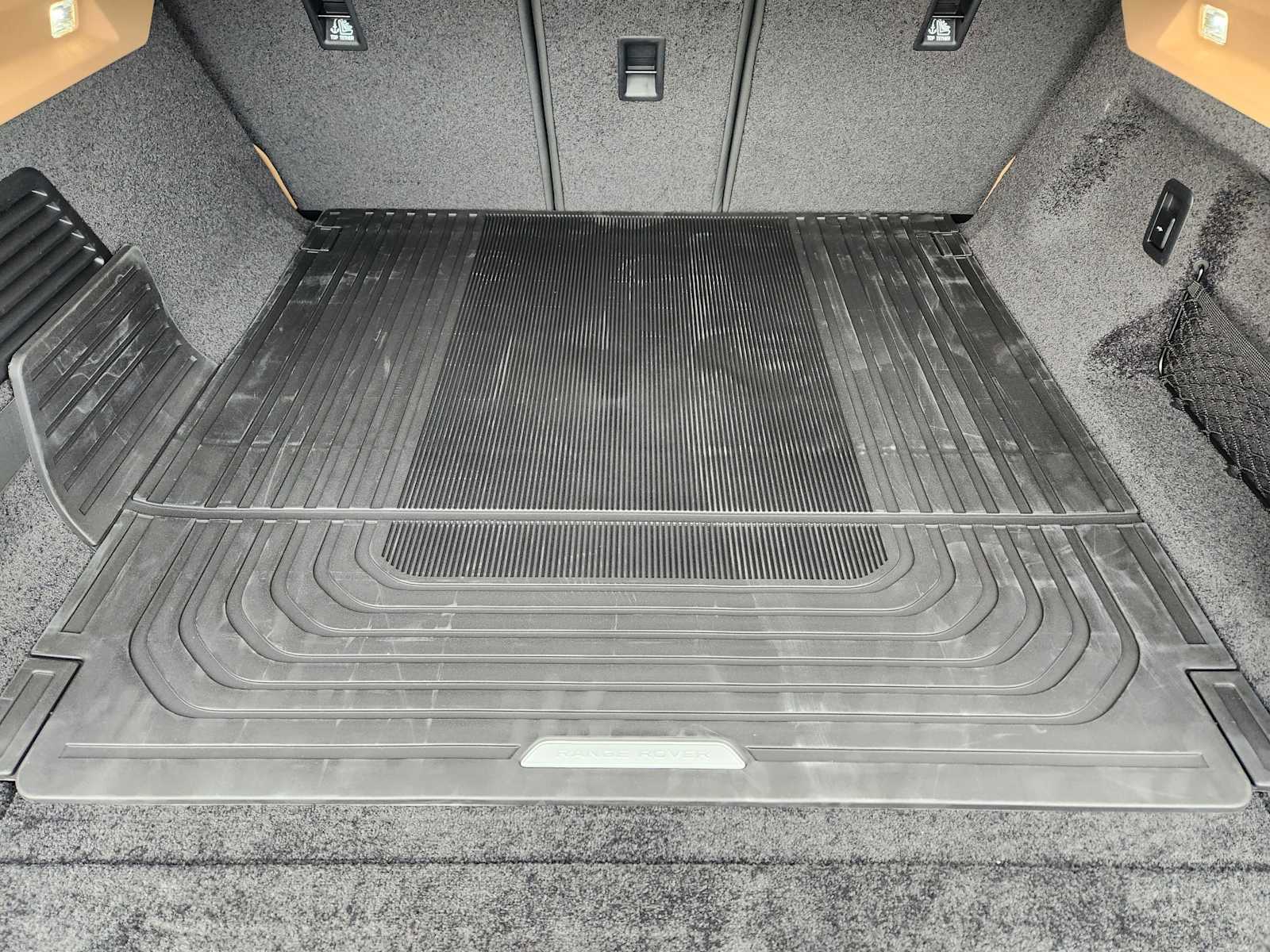 New 2026 CARPATHIAN GREY Land Rover SE image 32
