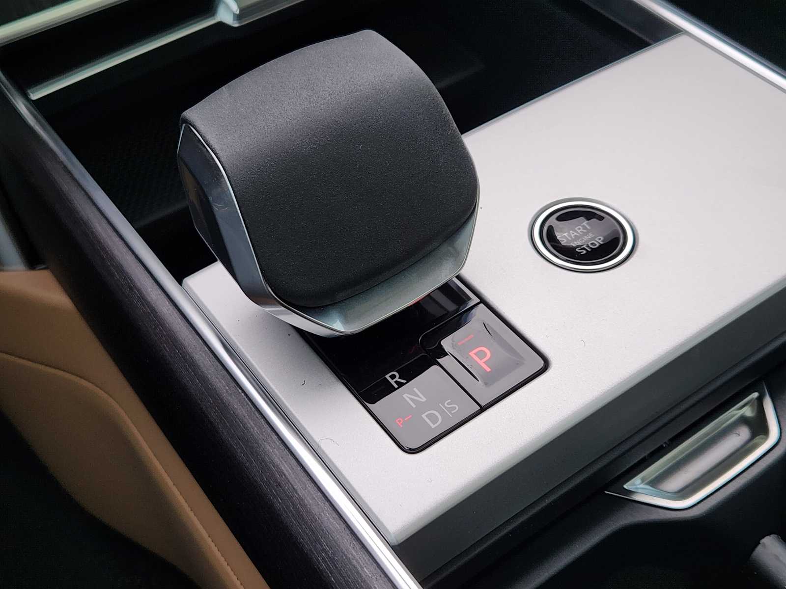 New 2026 CARPATHIAN GREY Land Rover SE image 18