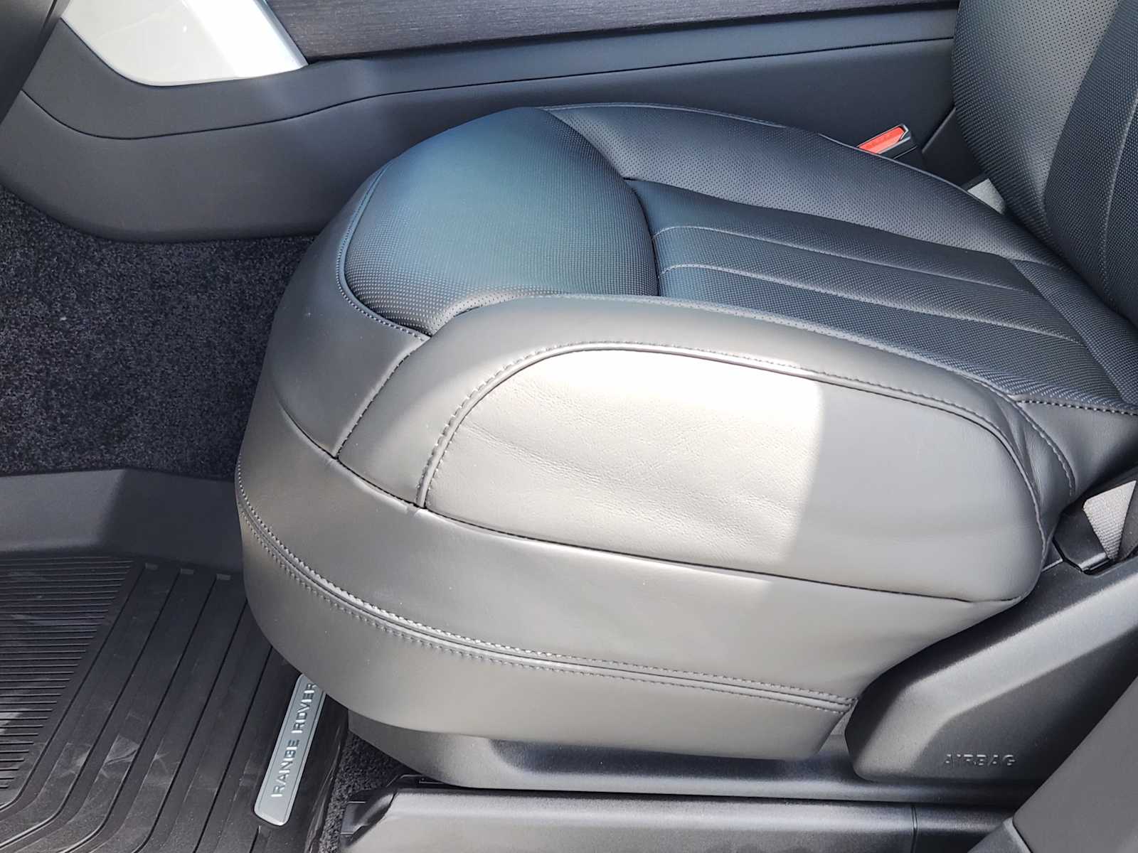 New 2026 SANTORINI BLACK Land Rover SE image 22