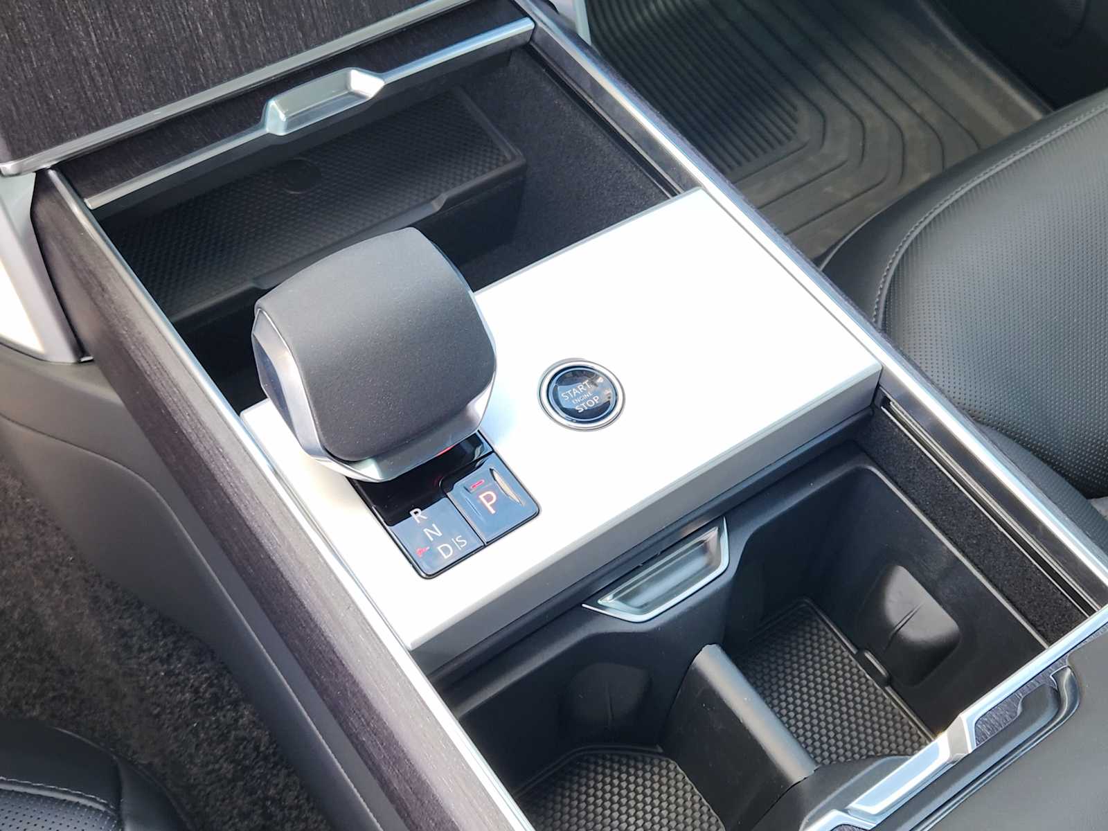 New 2026 SANTORINI BLACK Land Rover SE image 18