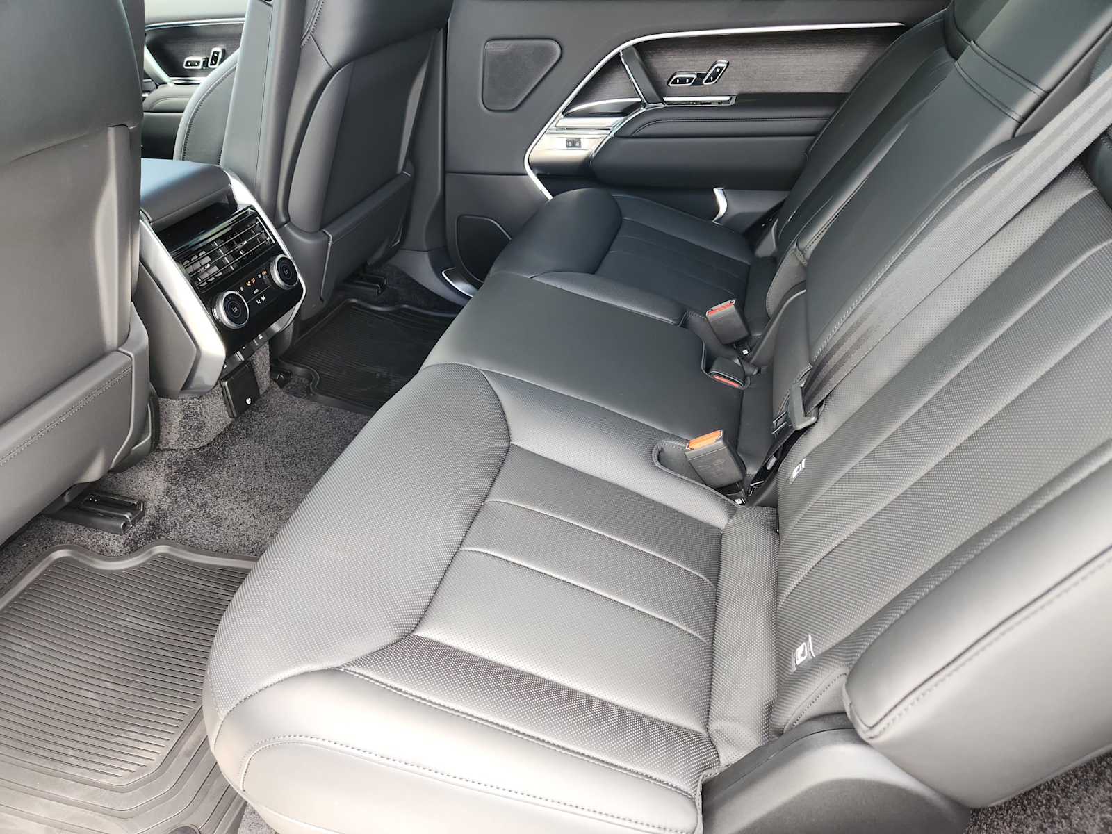 New 2026 SANTORINI BLACK Land Rover SE image 28