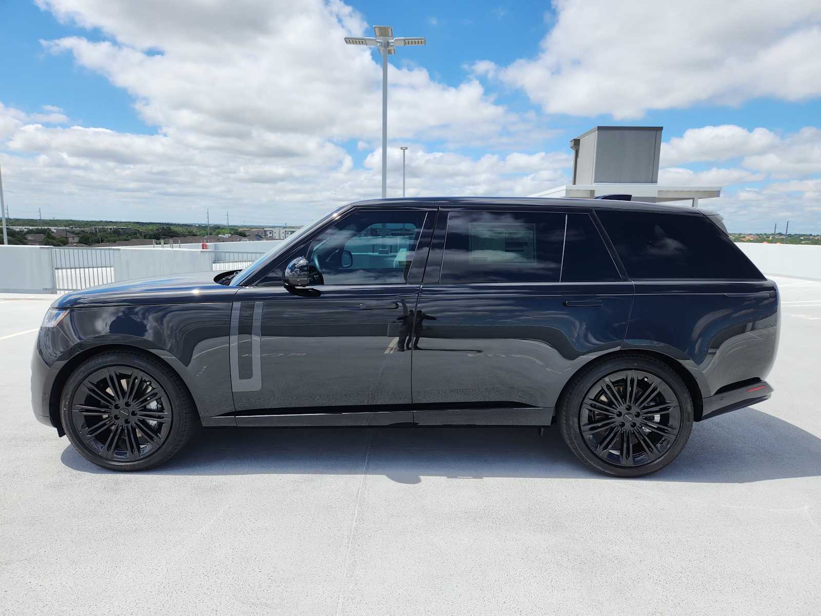 New 2026 SANTORINI BLACK Land Rover SE image 4