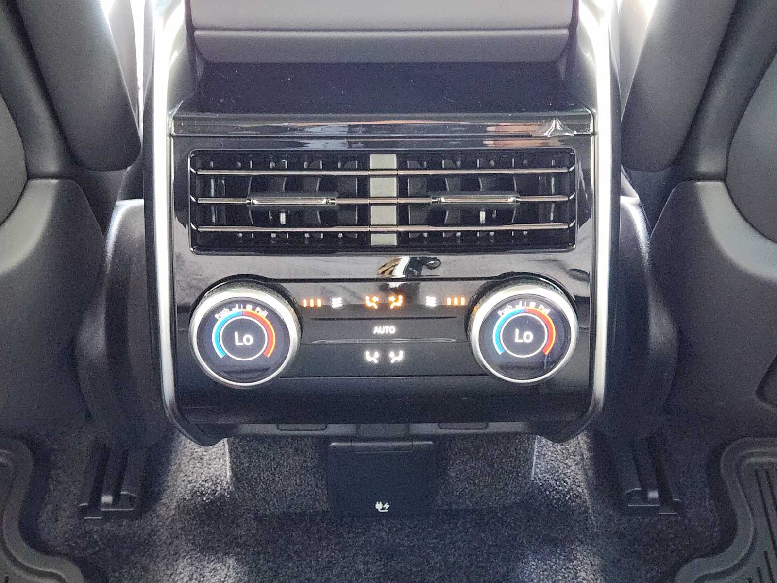 New 2026 SANTORINI BLACK Land Rover SE image 29