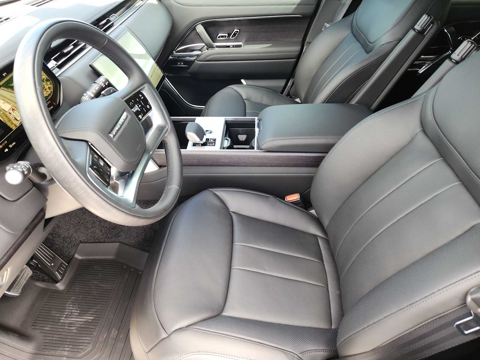 New 2026 SANTORINI BLACK Land Rover SE image 12