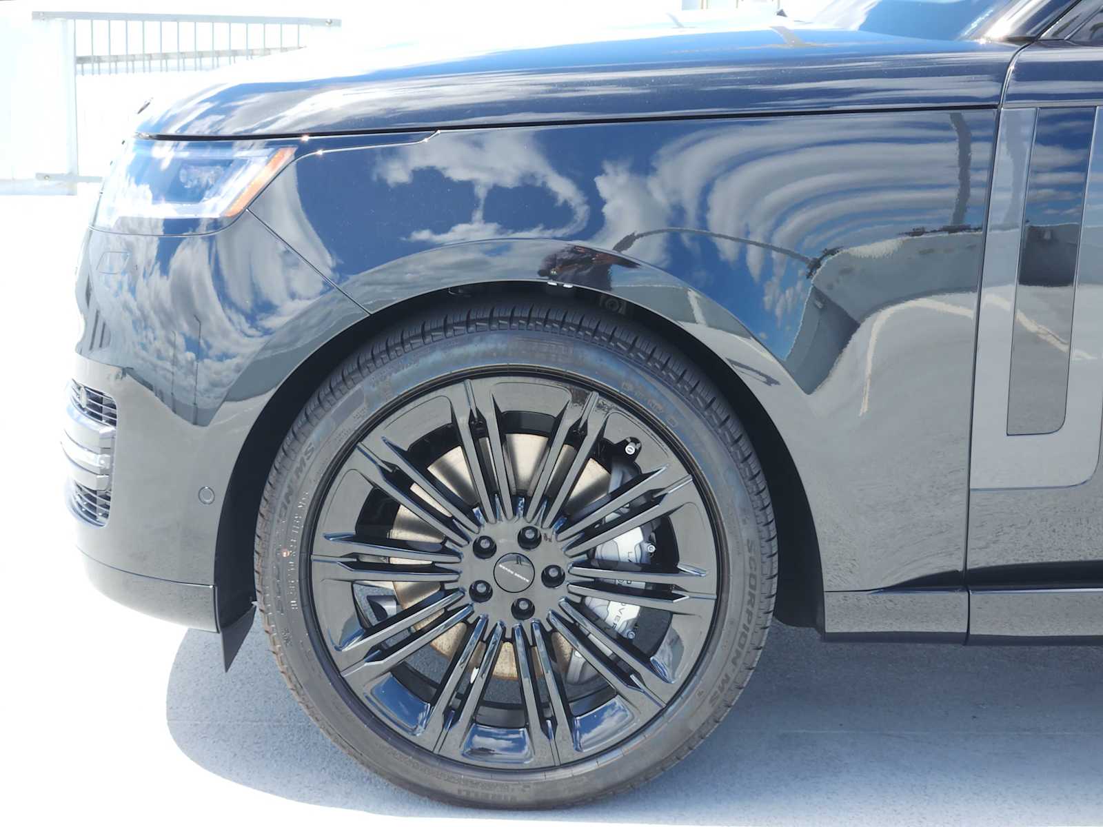 New 2026 SANTORINI BLACK Land Rover SE image 9