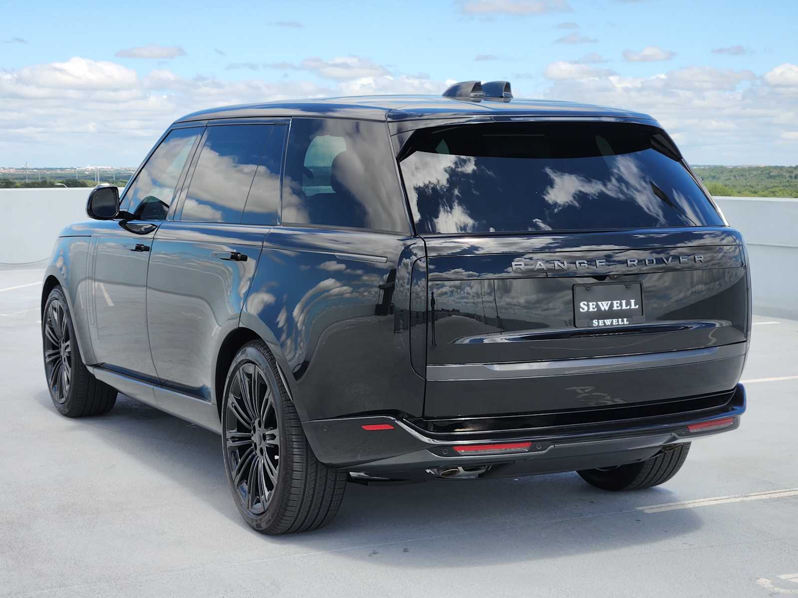 New 2026 SANTORINI BLACK Land Rover SE image 7