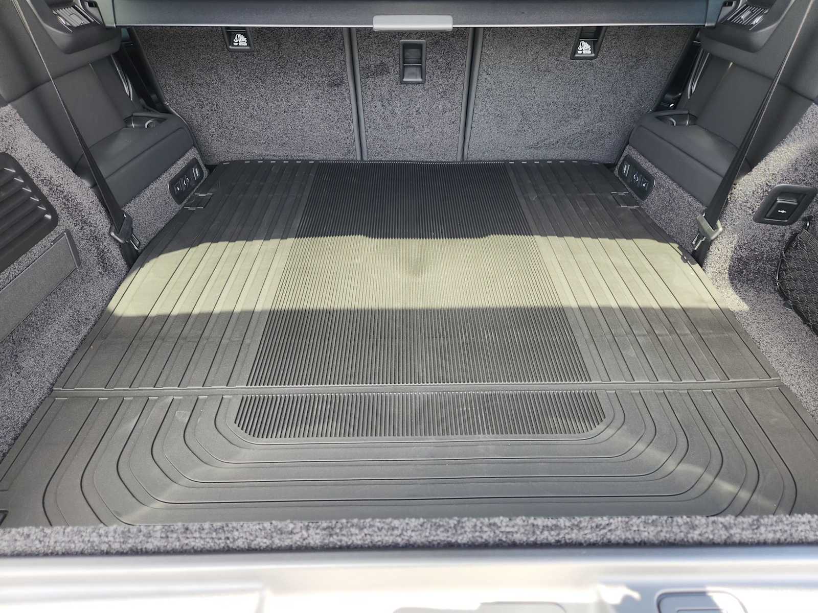 New 2026 SANTORINI BLACK Land Rover SE image 31