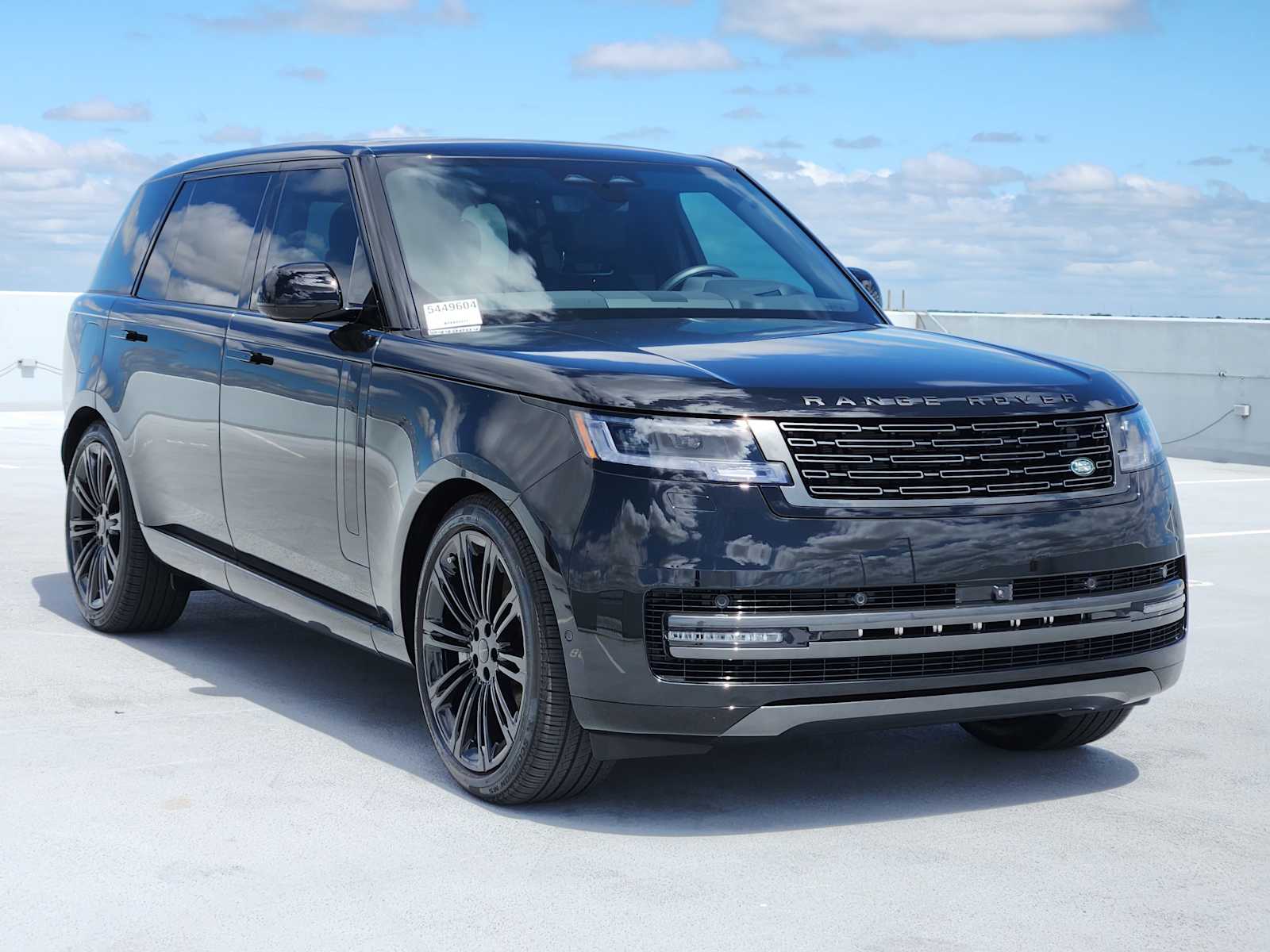 New 2026 SANTORINI BLACK Land Rover SE image 3