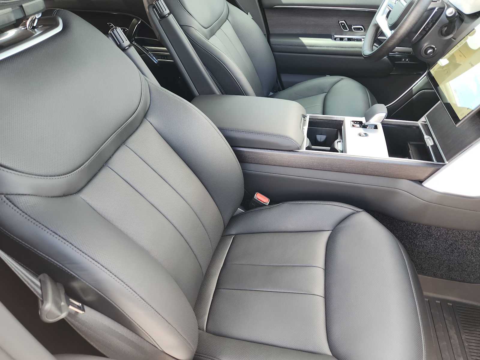 New 2026 SANTORINI BLACK Land Rover SE image 13