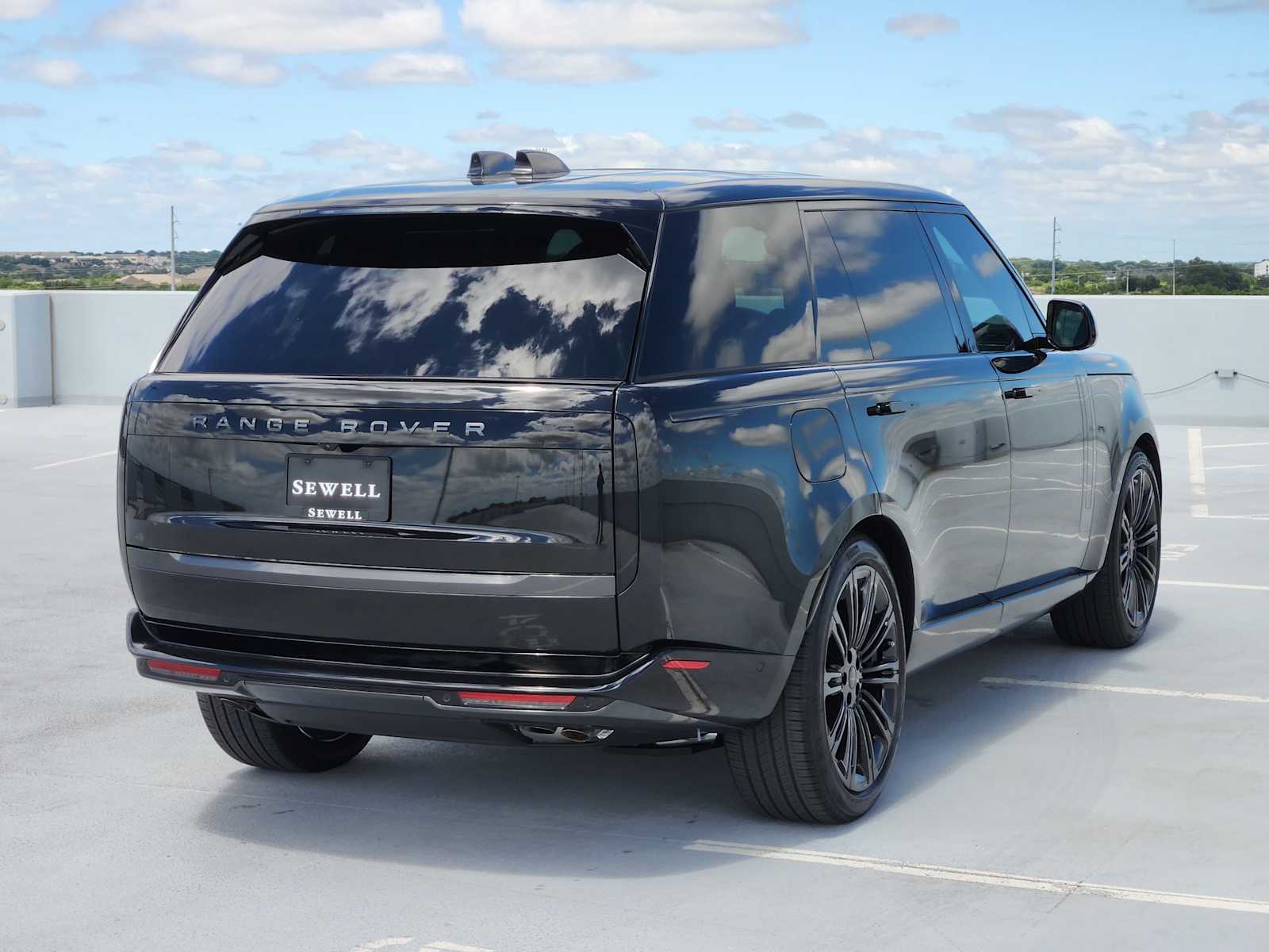New 2026 SANTORINI BLACK Land Rover SE image 5