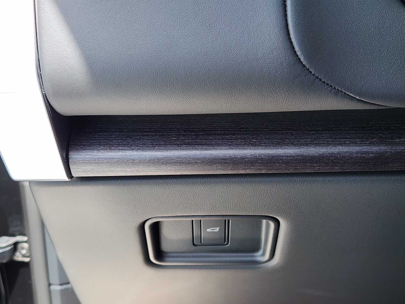 New 2026 SANTORINI BLACK Land Rover SE image 20
