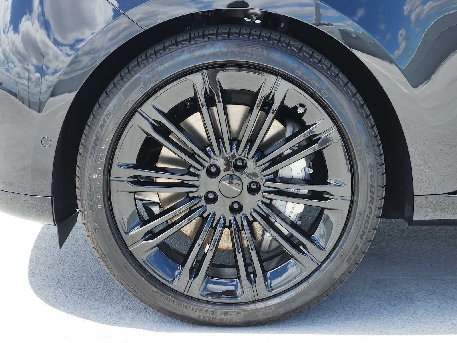 New 2026 SANTORINI BLACK Land Rover SE image 10