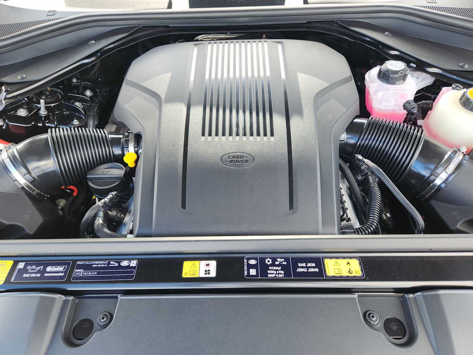 New 2026 SANTORINI BLACK Land Rover SE image 30