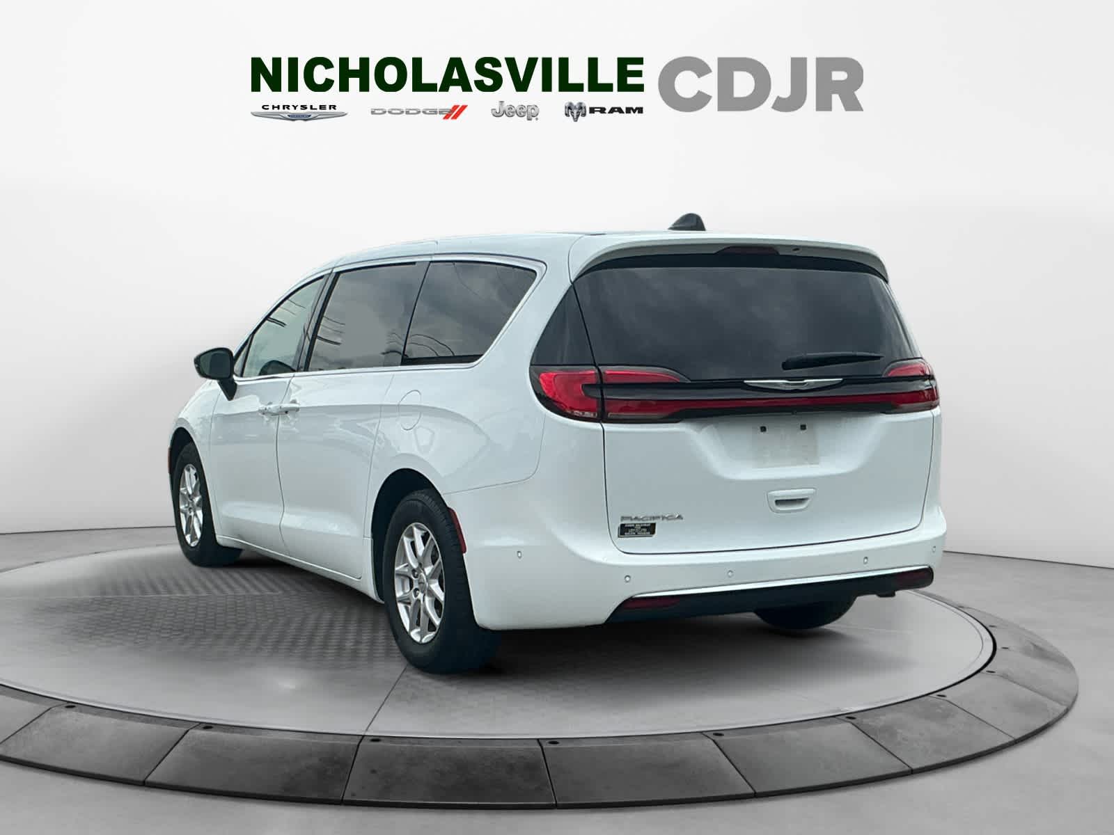 Used 2024 Chrysler Pacifica Van