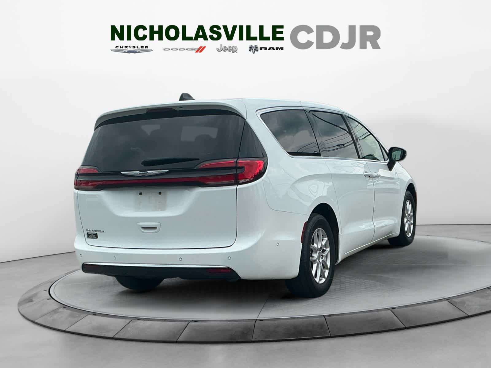 Used 2024 Chrysler Pacifica Van